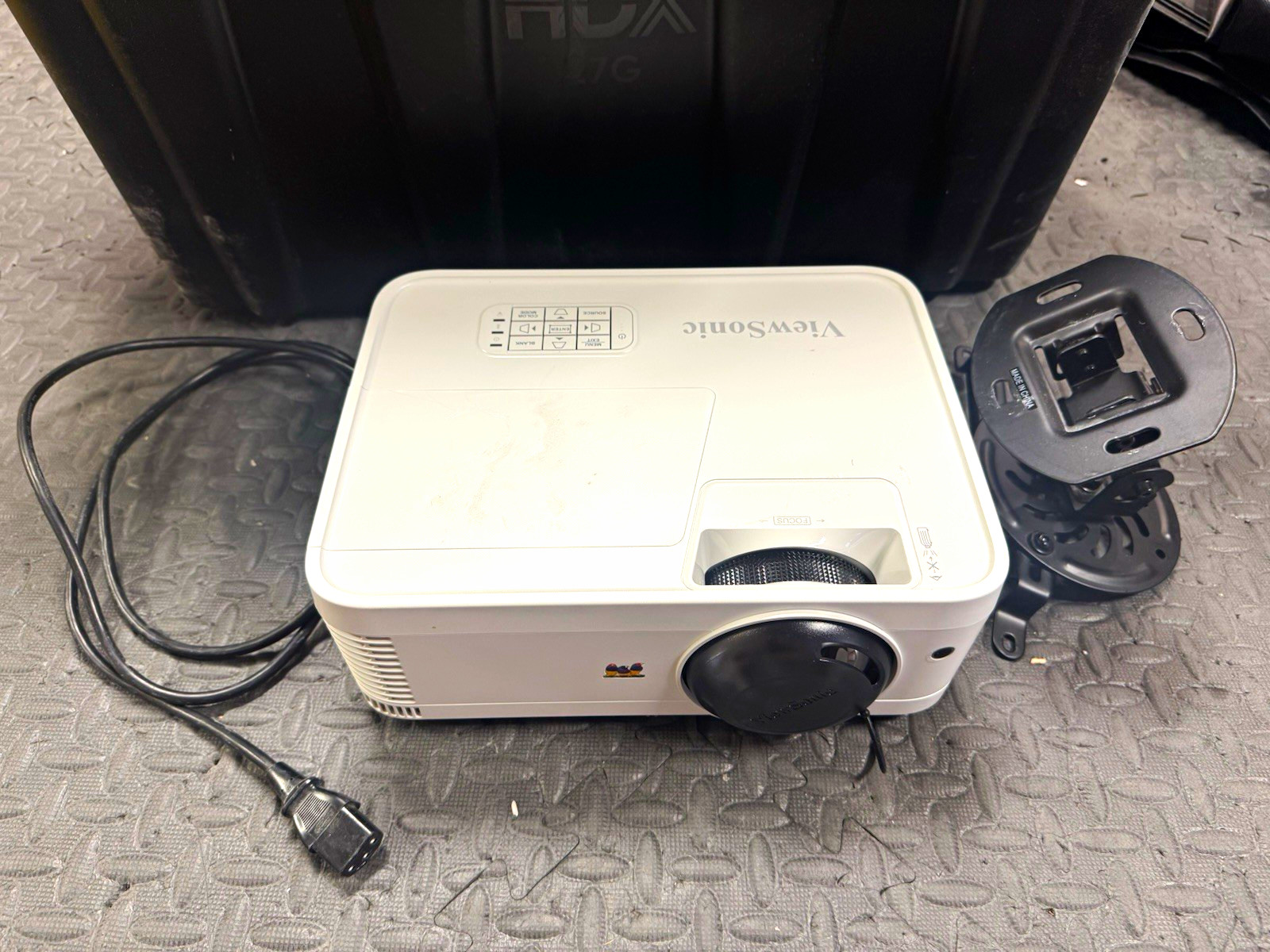 ViewSonic PS600W DLP Short Throw Projector WIDE  Simulator 1280x800 HDMI W/mount