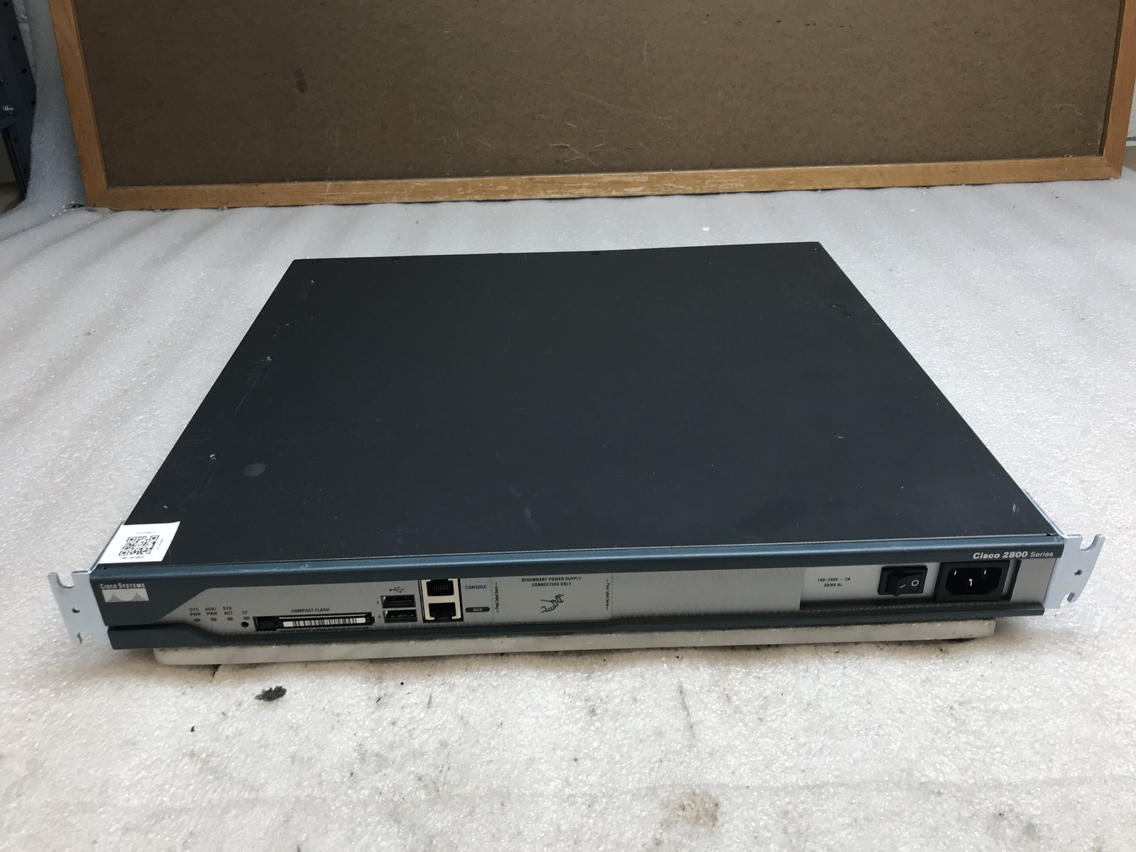 Cisco 2811 2-Port Gigabit Wired Router with Rack Ears Power Cable
