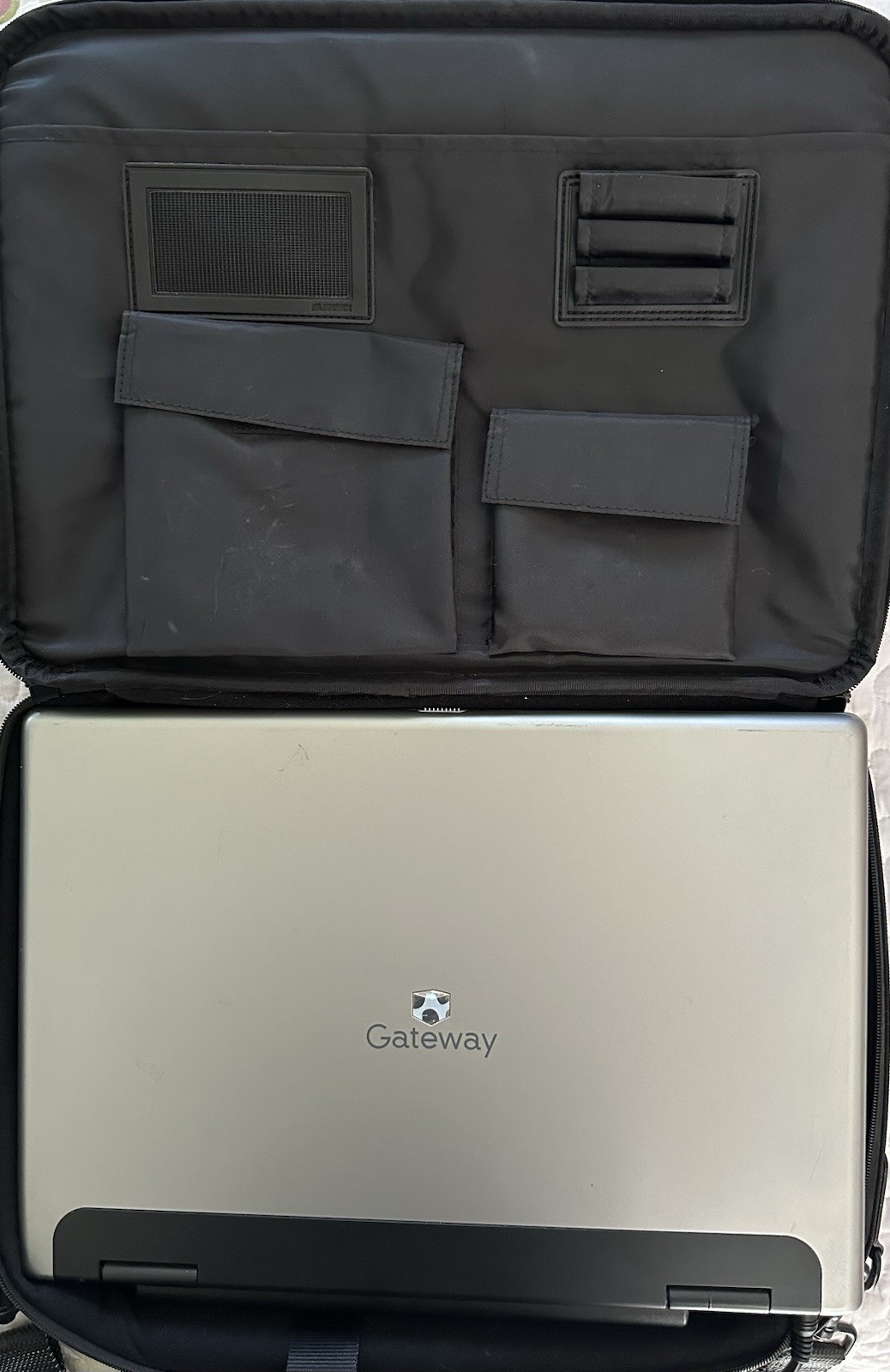 Gateway Laptop Computer w/Windows XP (Tested & Working) & Carrying Bag