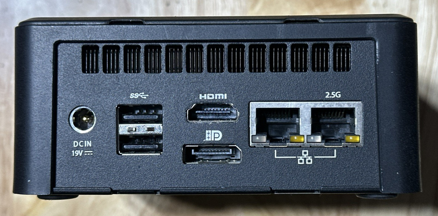 SIMPLY NUC CBM1R8RB 781-0N50-030 SMALL DESKTOP MINICOMPUTER 19VDC NUC RUBY R8