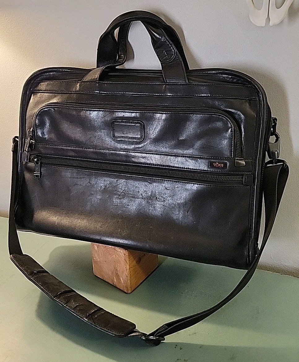 Tumi Alpha Slim Large Screen Portfolio Briefcase Messenger Black Leather 96111DH