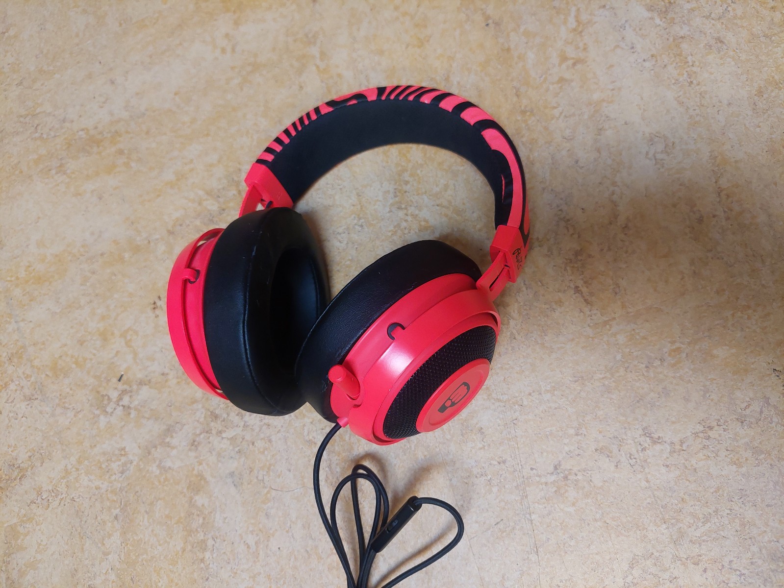 Razer Kraken Pro V2 Wired Gaming Headset Pewdiepie Edition - Right Spkr Issue