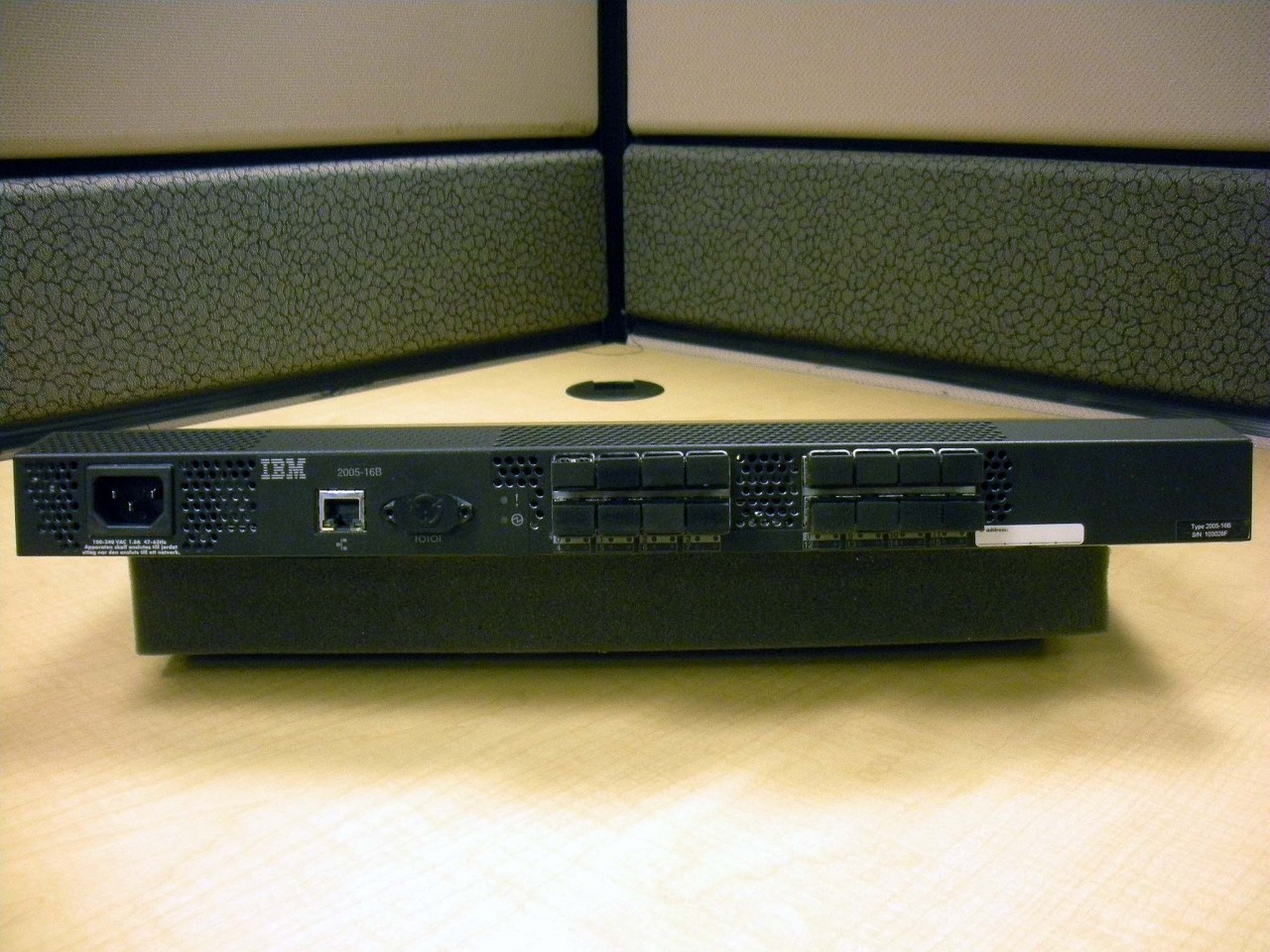 IBM TotalStorage SAN16B-2 8-Port Fibre Channel Switch (200516B) P/N: 22R4967