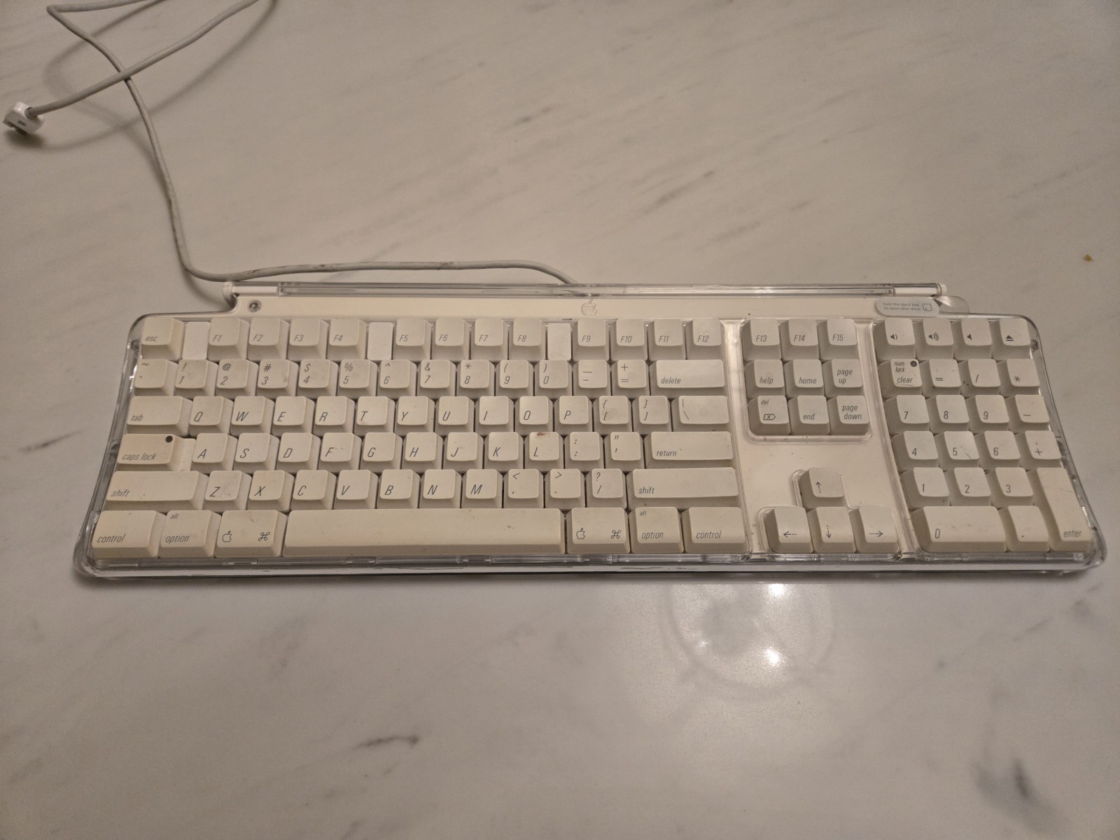 Apple A1048 Wired USB Full-Size Keyboard w/ Numeric Keypad QWERTY White