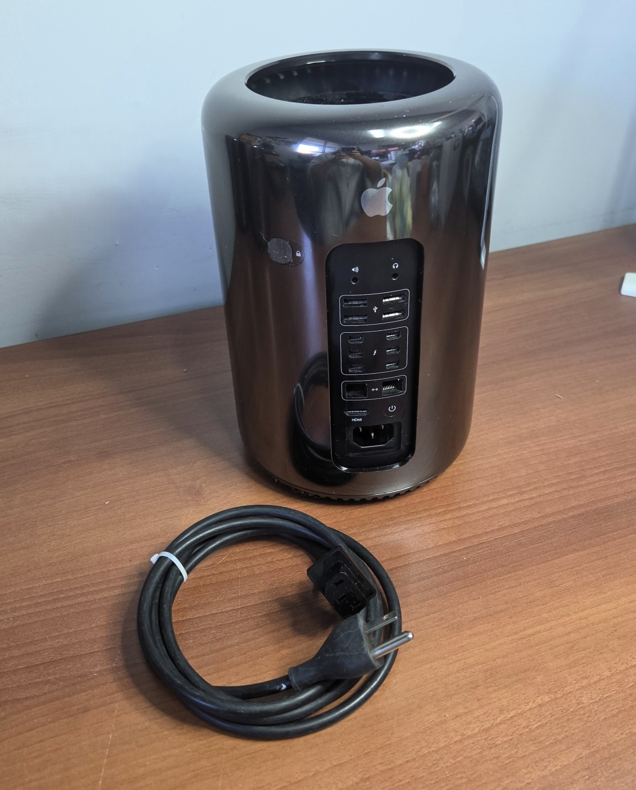 Apple Mac Pro 2013 2.7 GHz 12-Core Xeon E5 64GB RAM 1TB SSD AMD FirePro D500