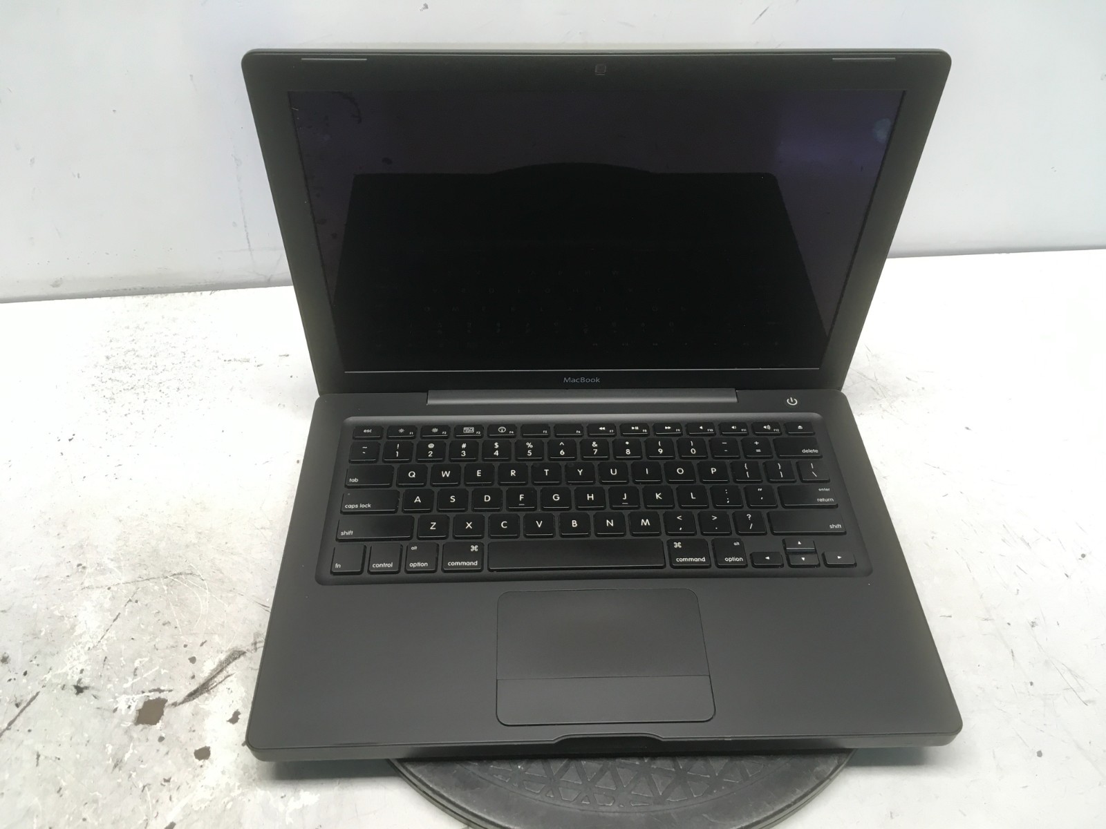 Apple MacBook A1181 Intel Core 2 Duo T8300 2.4GHz 4 GB NO HDD No Batt