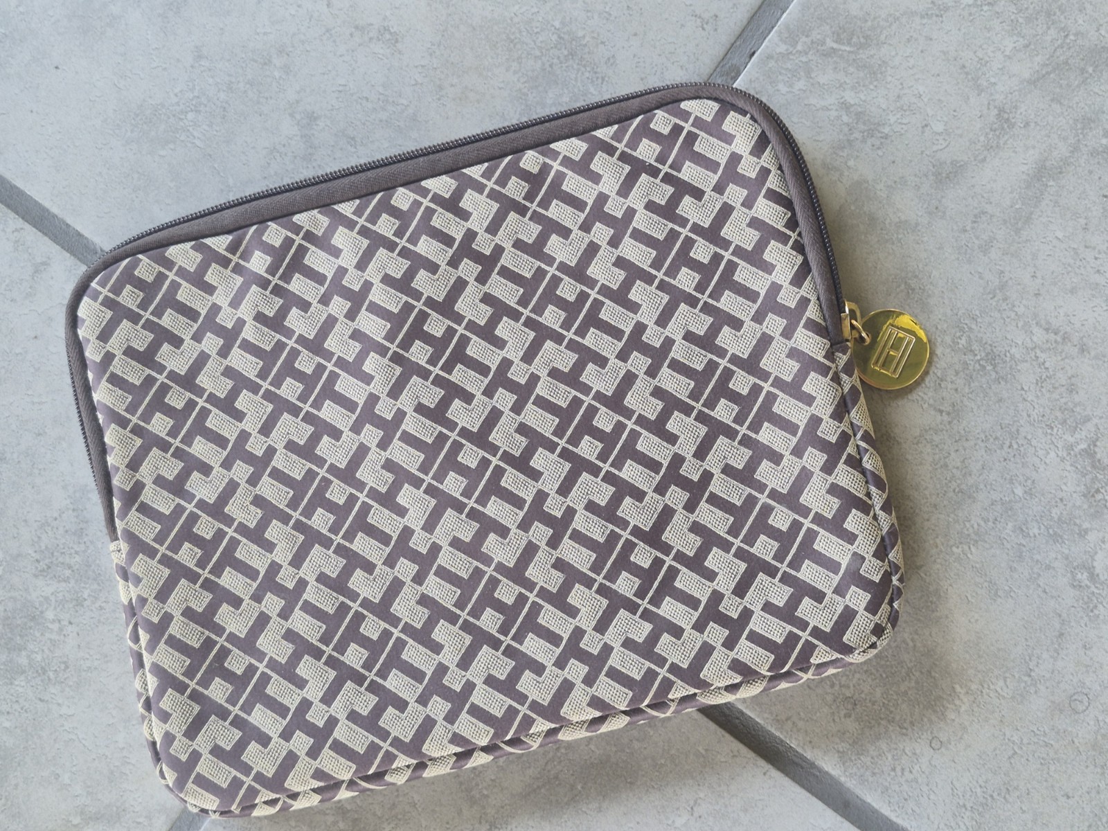 Tommy Hilfiger Zip Around Tablet Case TH Pattern Brown/tan