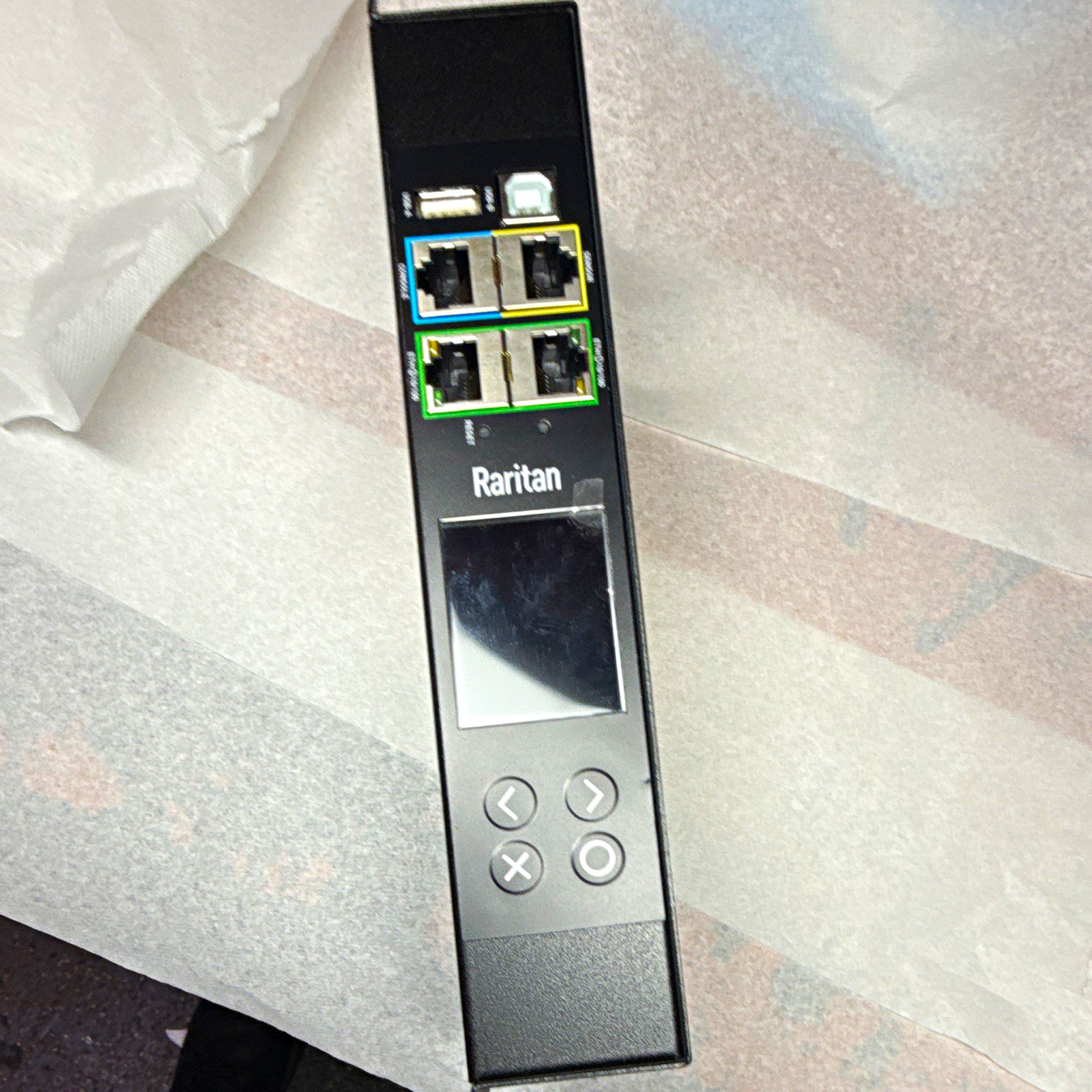 Raritan PXO-2402R-A16 Rackmount PDU 1U 4x NEMA 5-20R LCD 12A Black