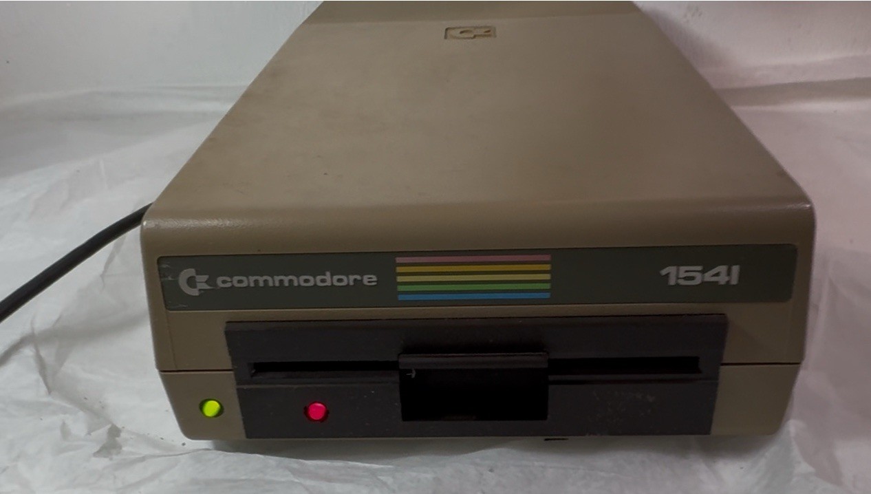 Commodore 64 5.25" Floppy Disk Drive VIC-1541 Powers On FOR PARTS OR REPAIR