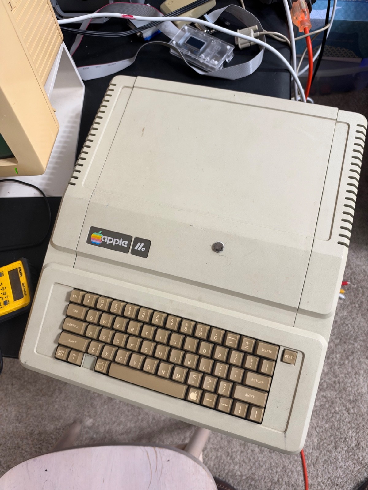 Apple IIe Vintage Computer A2S2064  Powers On Apple II Untested For Parts/repair