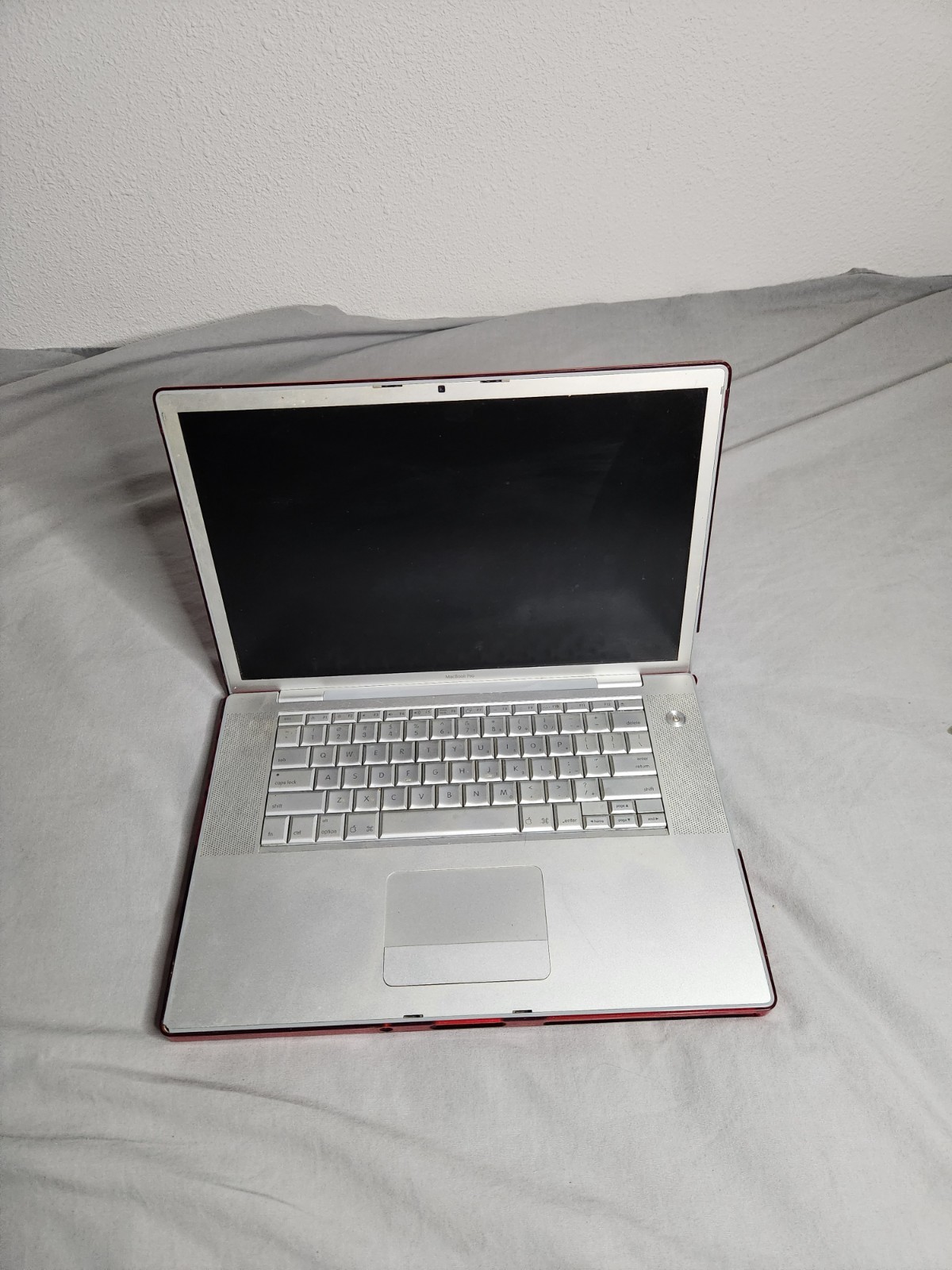 Vintage Apple MacBook Pro 15" Laptop Red A1226 Core 2 Duo 2.4GHz 4GB RAM Tested