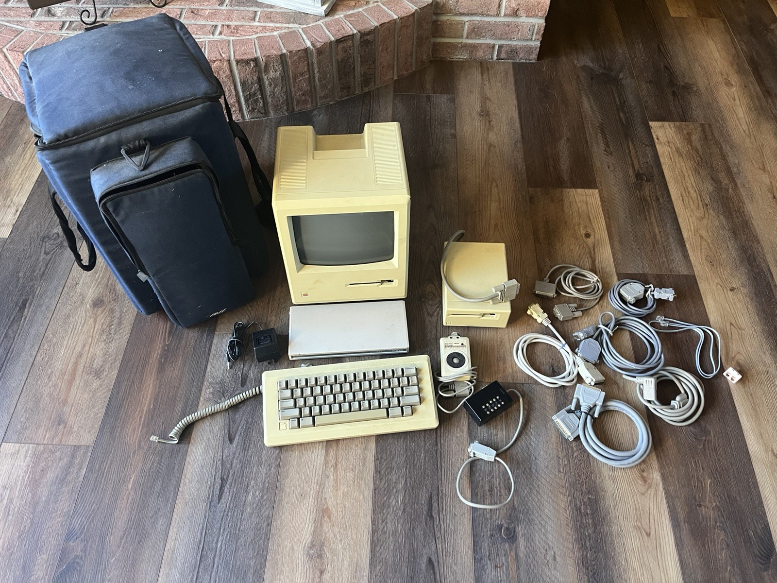 Vintage Apple Macintosh 512K  M0001W with Mouse, Keyboard, Accessories and Case