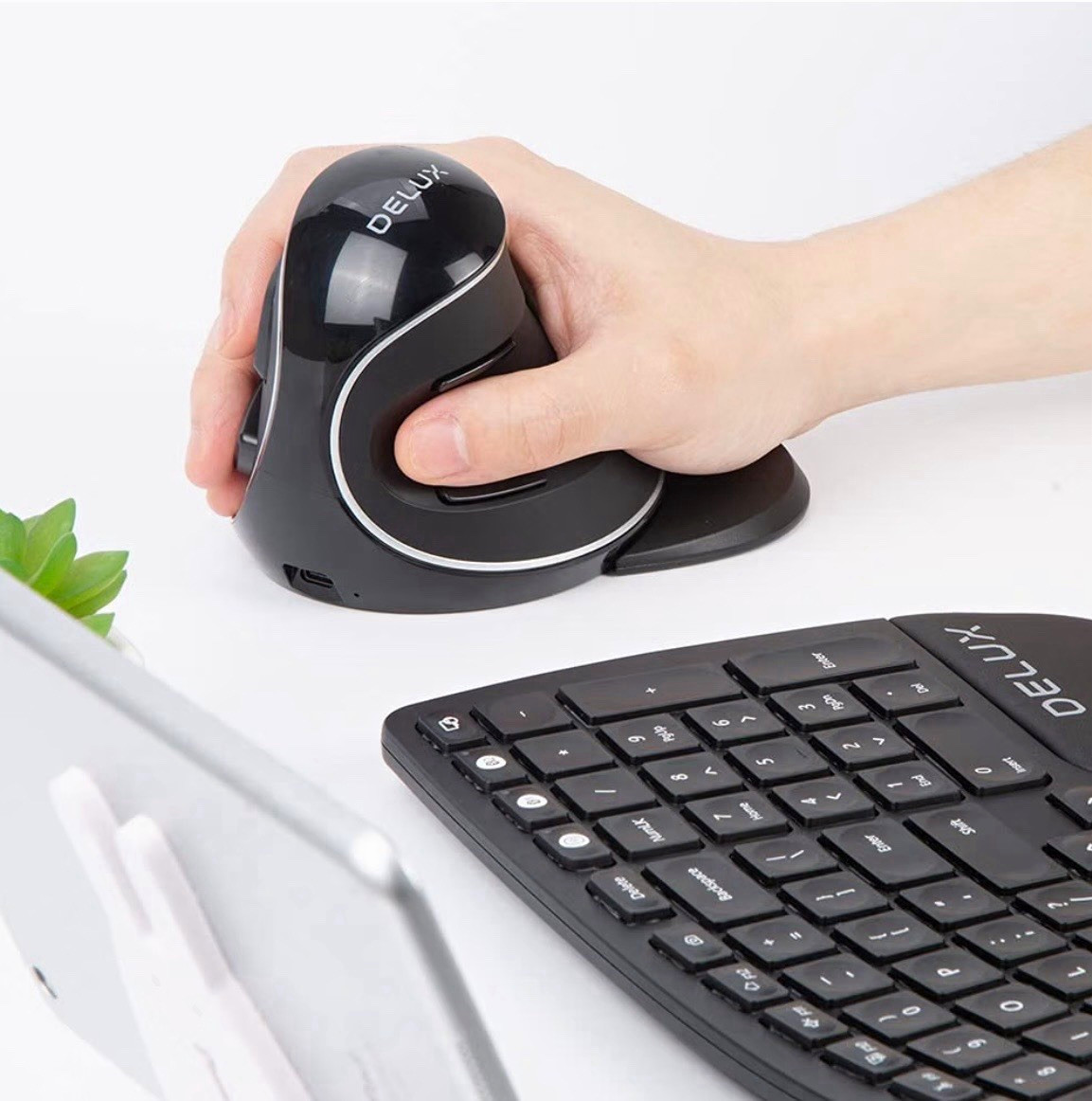 Delux M618PD Vertical Ergonomic Wireless Bluetooth/USB Mouse 4000 DPI Black