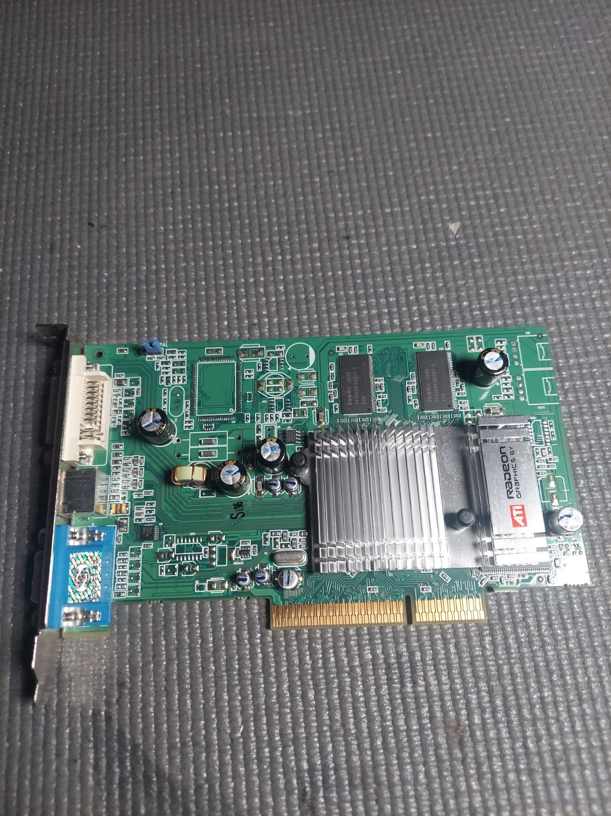 SAPPHIRE Radeon 9600 1024-8c20-0f-sa Graphics Card 256MB AGP VGA S-Video DVI