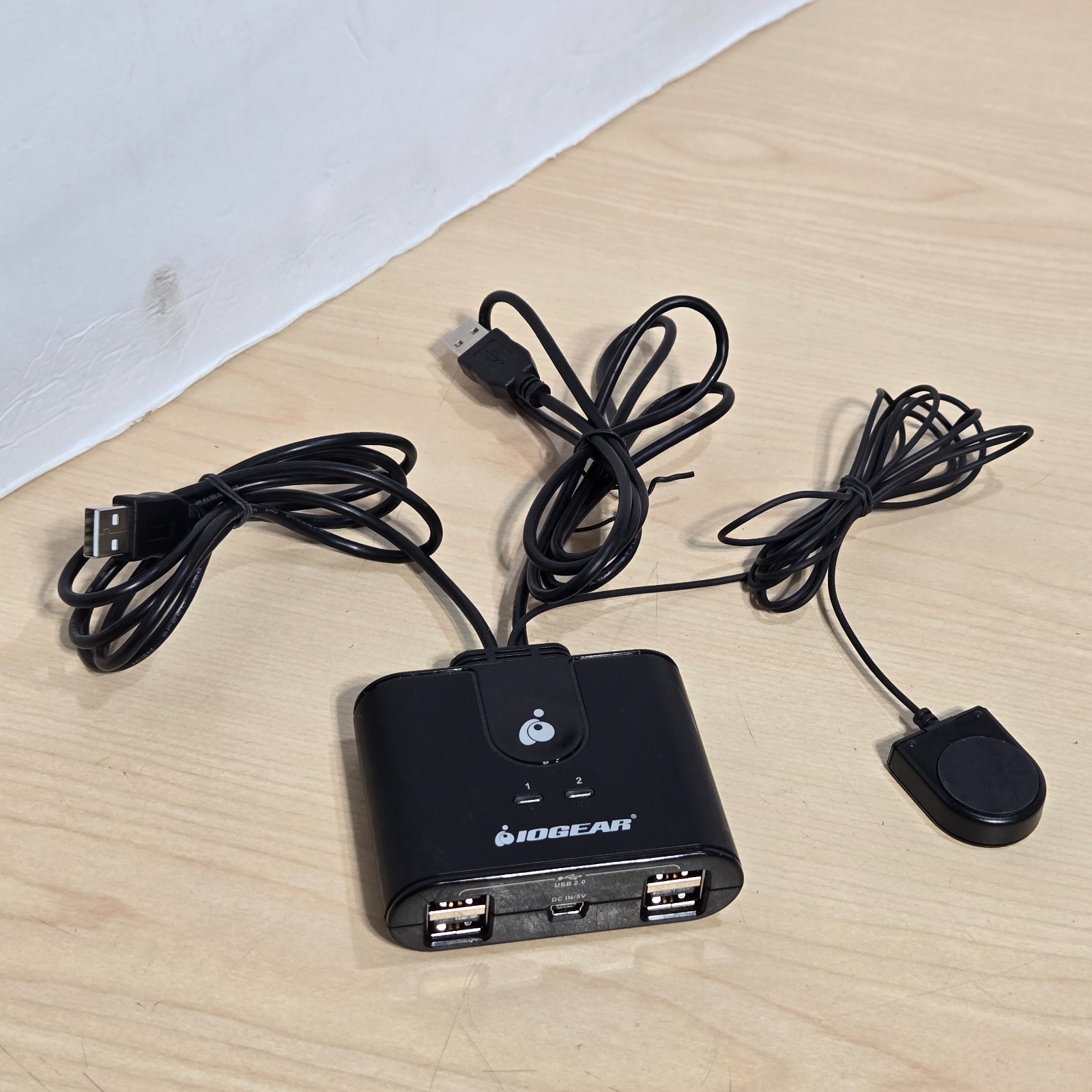 IOGEAR Model GUS402 2x4 USB 2.0 Peripheral Sharing Hub Switch 