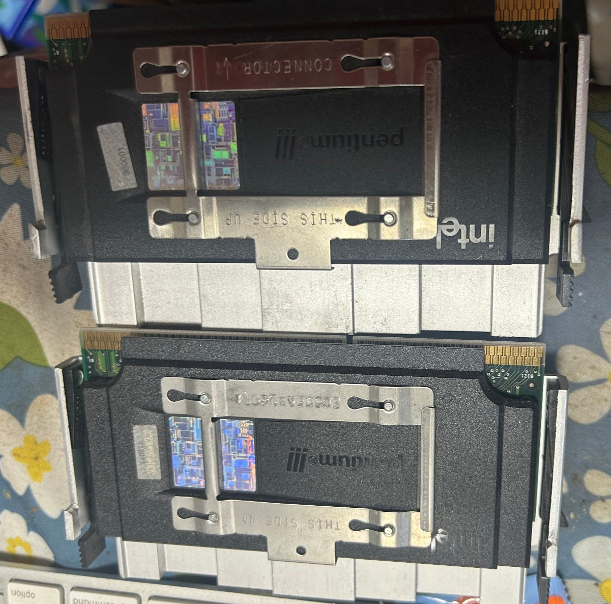Intel Pentium III 1GHz Slot 1 SL4BS 1 Pair 1000/256/133/1.7V Compaq heat sinks