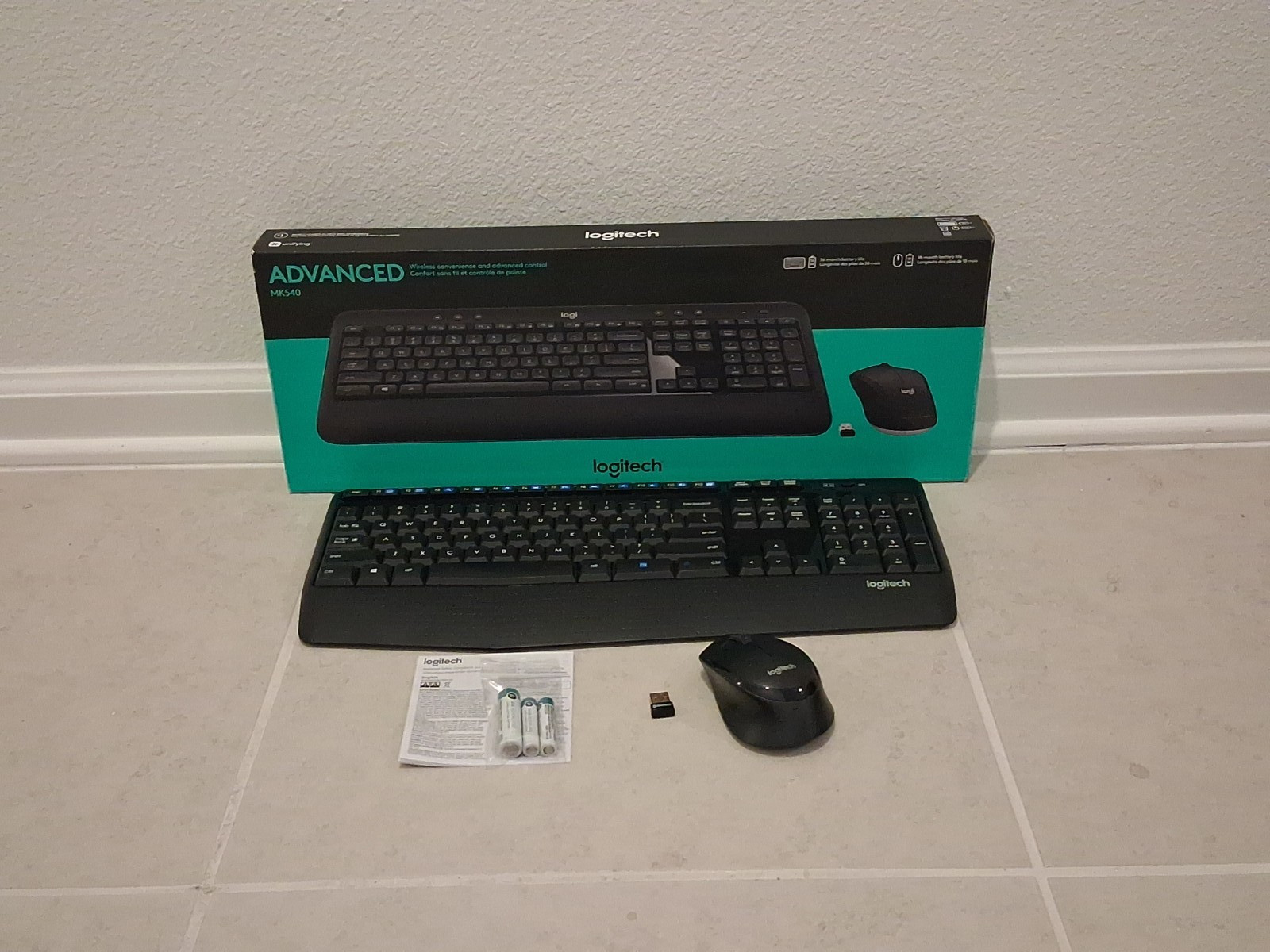 Logitech MK540 (920-008671) Wireless Keyboard and Mouse Combo new open box
