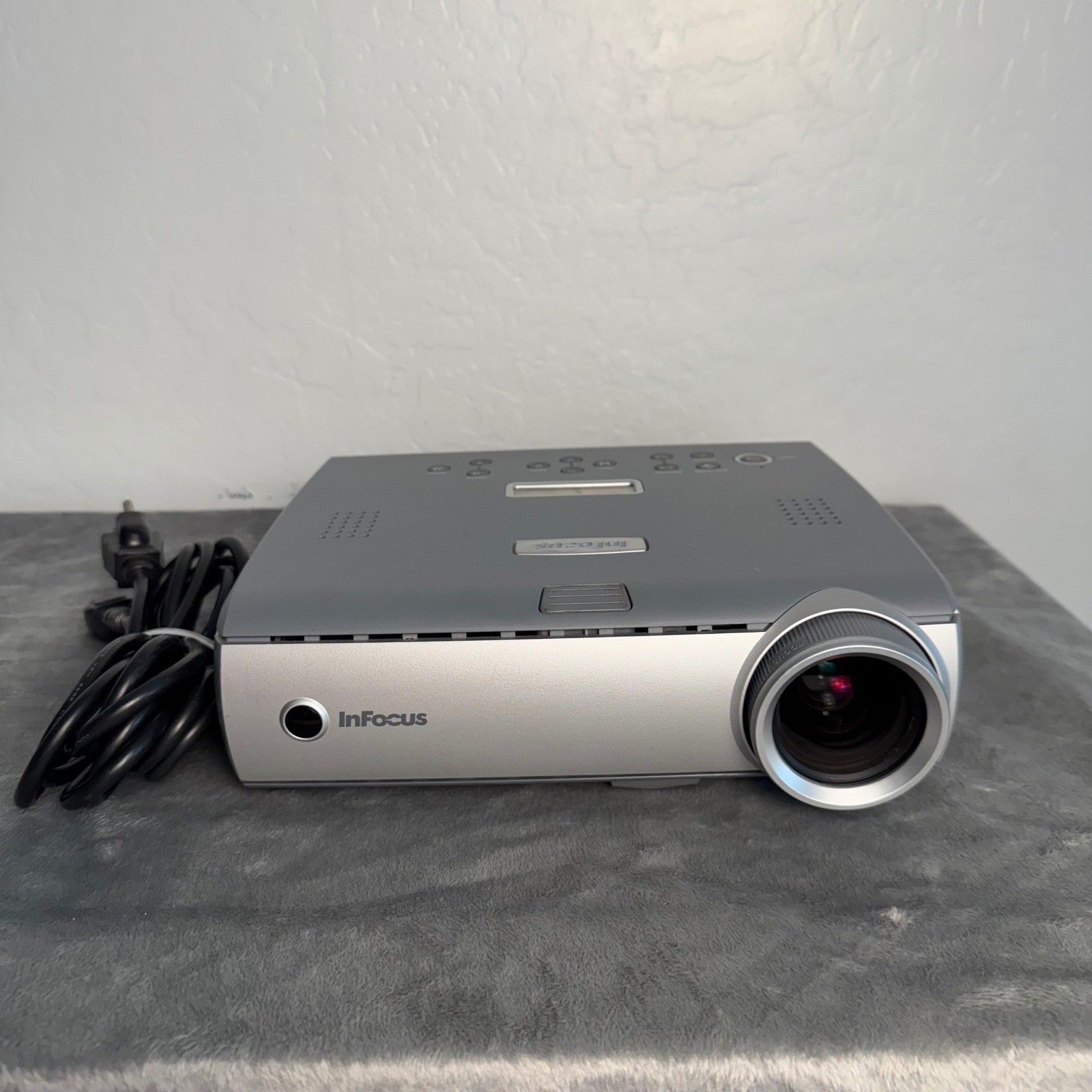 InFocus LP600 Projector Tested & Working LCD DLP w/ Power Cord Black Case