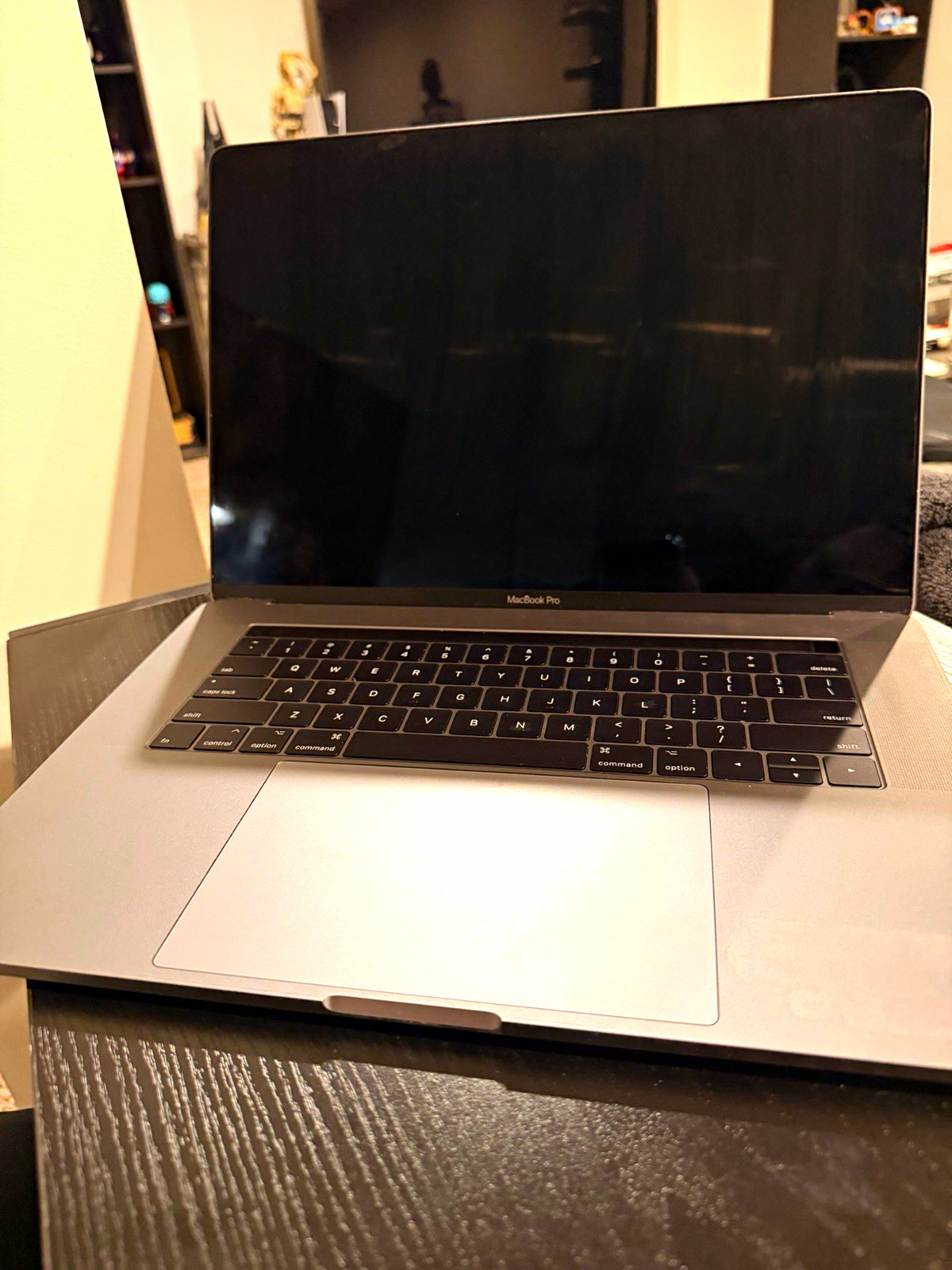 2017 Apple MacBook Pro 15” – Core i7 / 16GB RAM / 256GB SSD / Touch Bar
