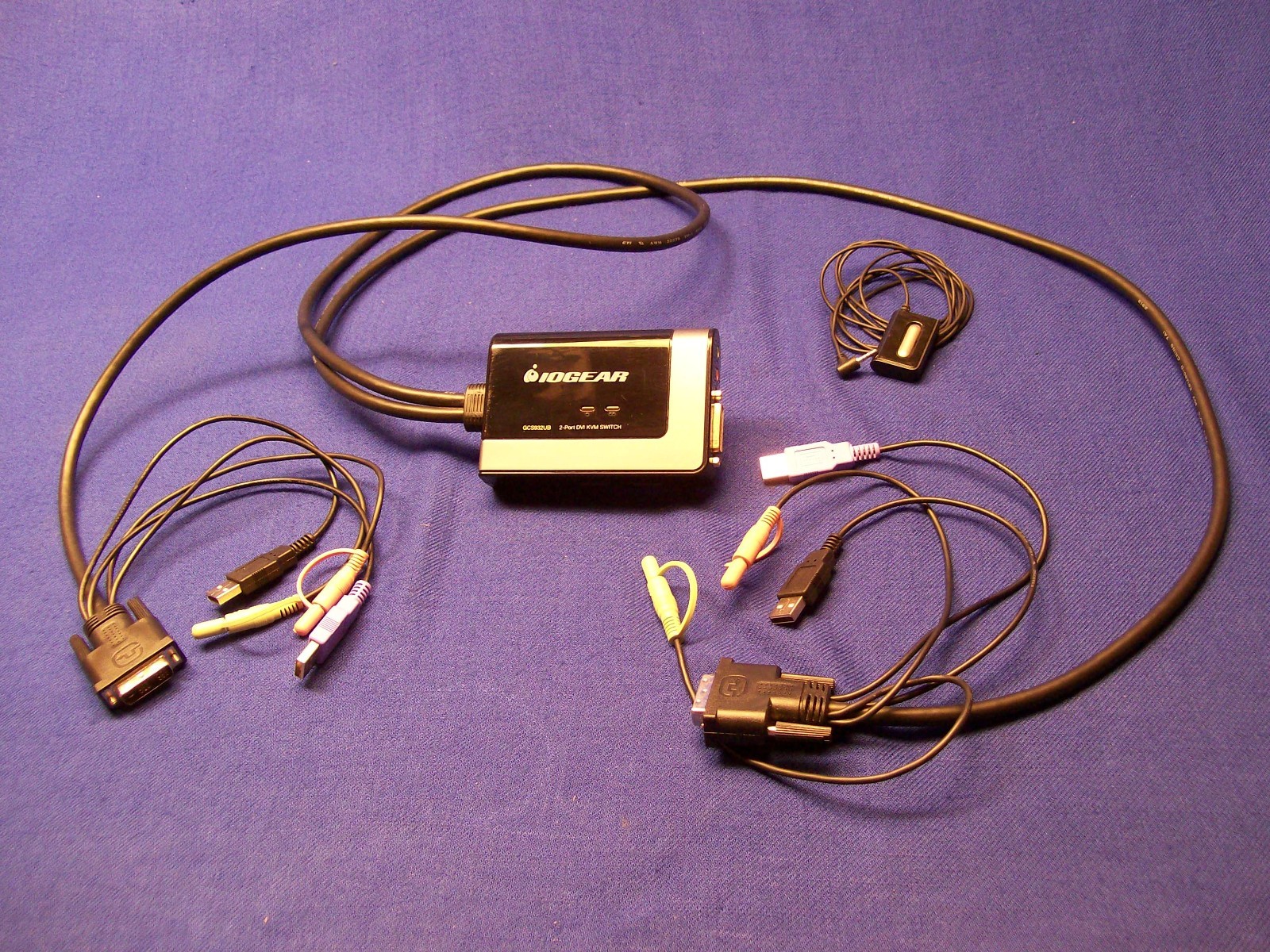 NOS IOGEAR GCS932UB 2-Port USB DVI KVM Switch With Audio and Mic.