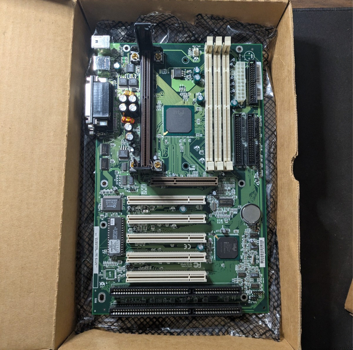 Diamond Multimedia VTG Motherboard ATX Micronics C300 PCA AGP ISA AMI SLOT 1