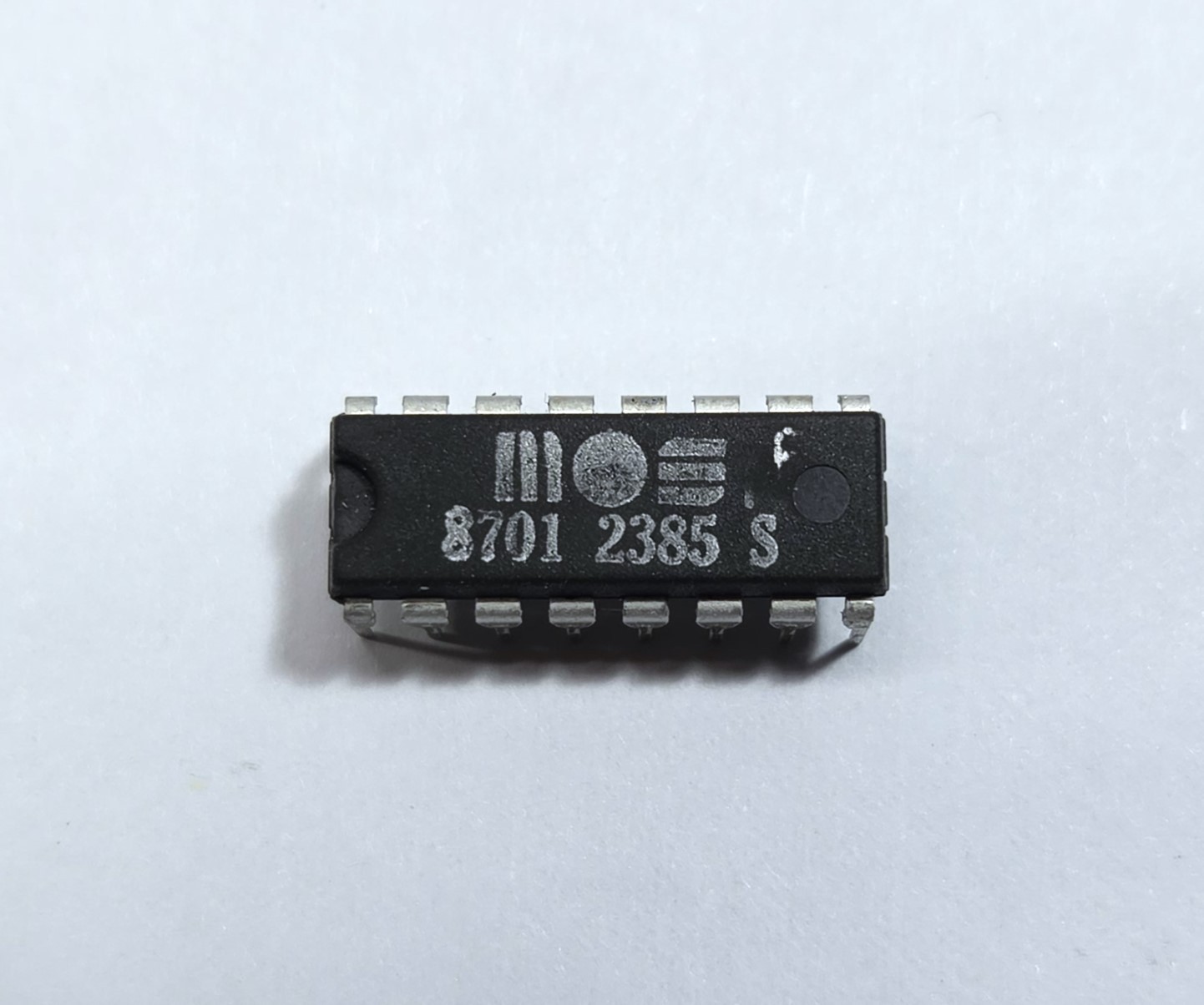 Commodore MOS 8701 Clock Generator Timing Chip C64/C128 (7701) #2385-2