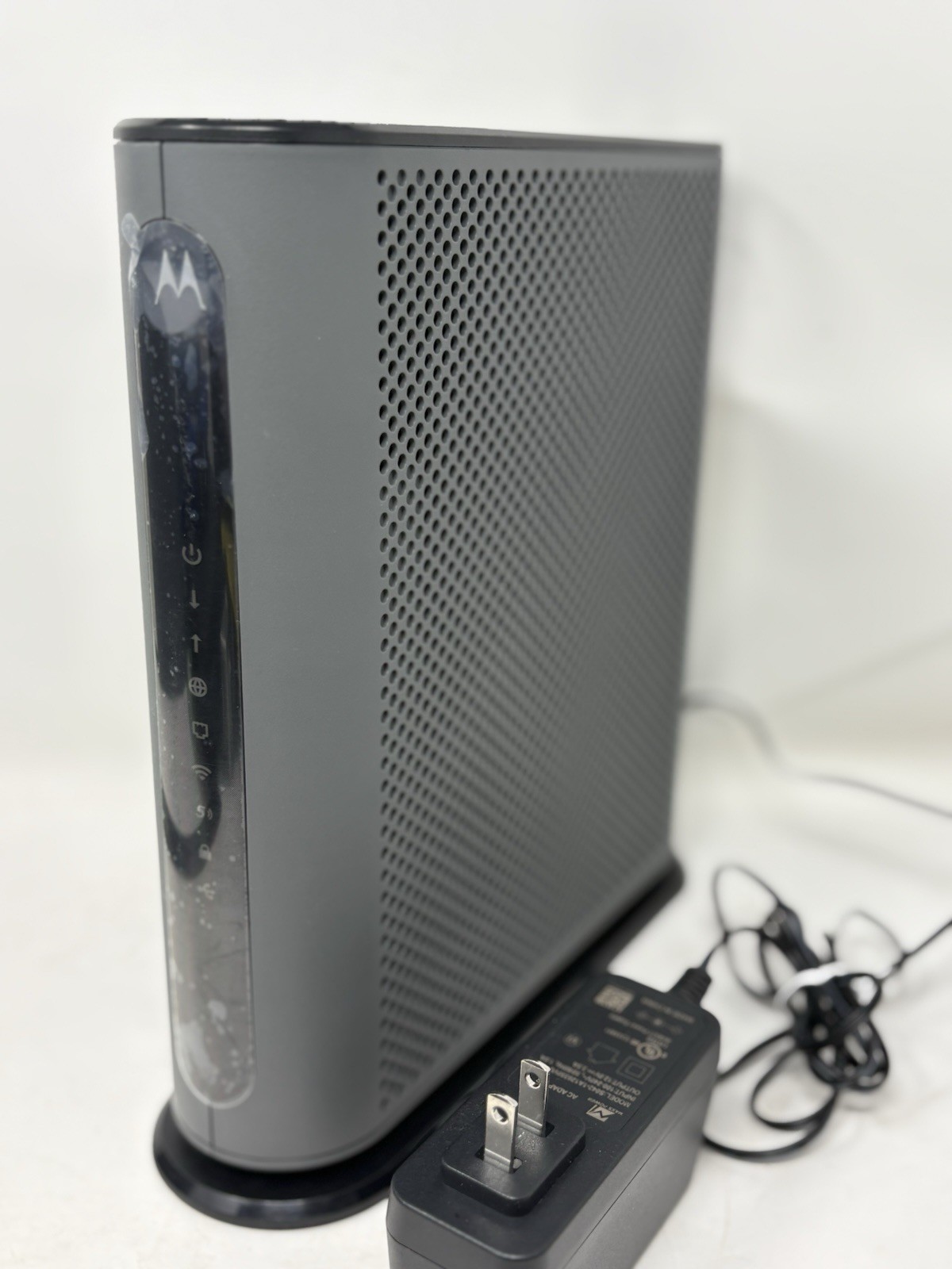Motorola MG8702 DOCSIS 3.1 Multi-Gig Cable Modem & WiFi AC3200 Router Good cond