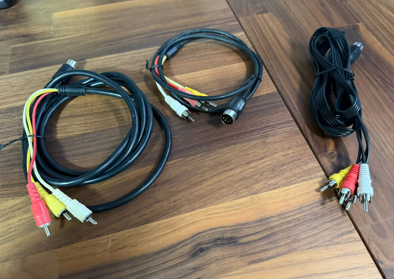 Lot of 3 Commodore 64 / 128 Monitor Cables Video + Audio