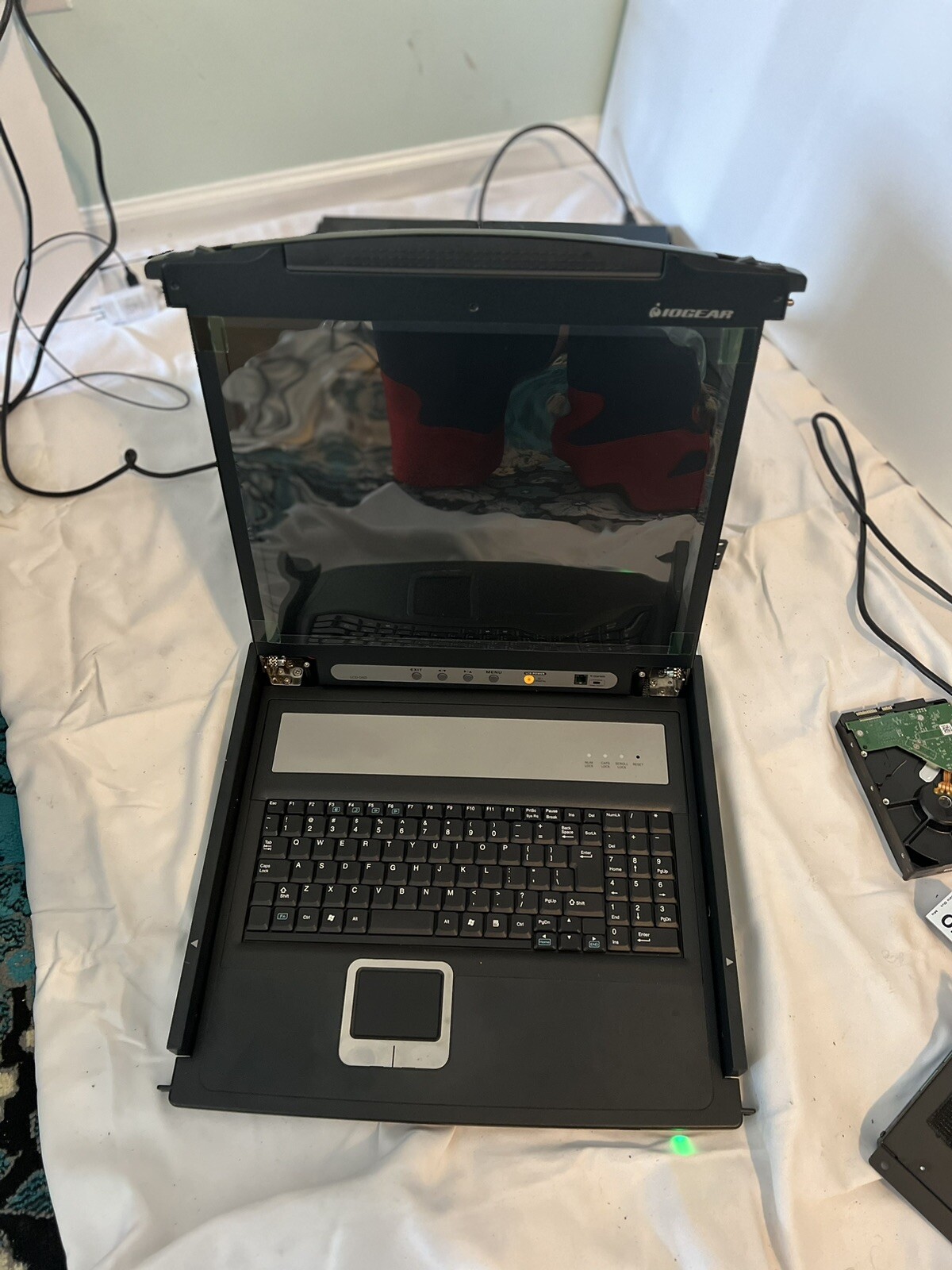 IOGEAR GCL-1800 17" LCD CONSOLE RACKMOUNT WITH KEYBOARD and sliding rack