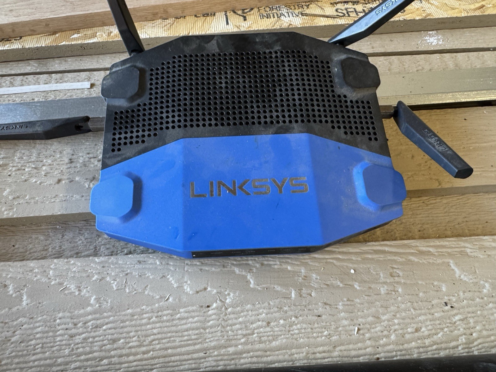 Linksys Cisco WRT1900AC Dual Band 802.11ac Wi-Fi 5 Router 4-Port Gigabit