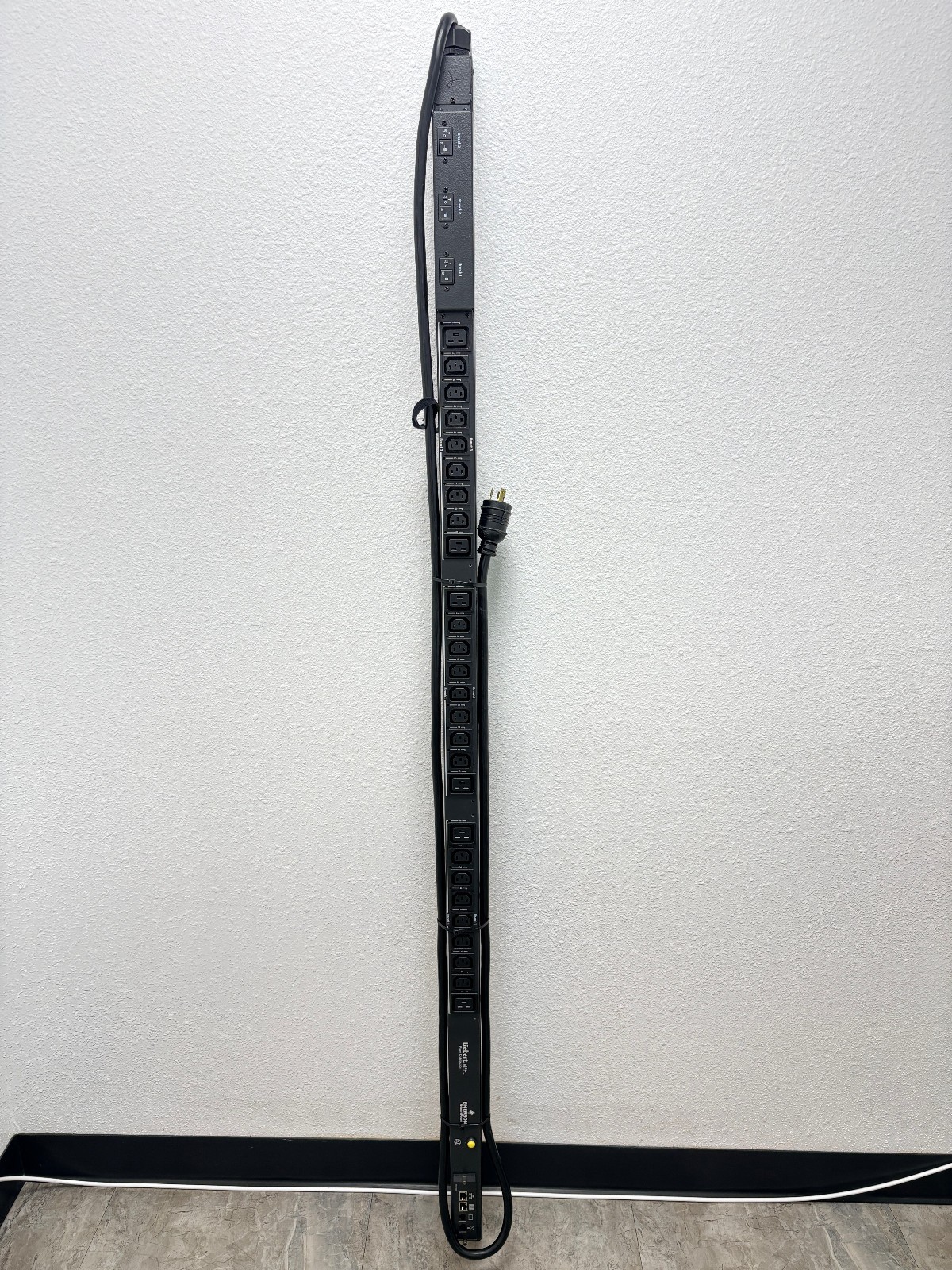 Emerson Liebert MPH-NBV27NOXF30 — 27-Outlet Vertical Managed Rack PDU, 120V/208V