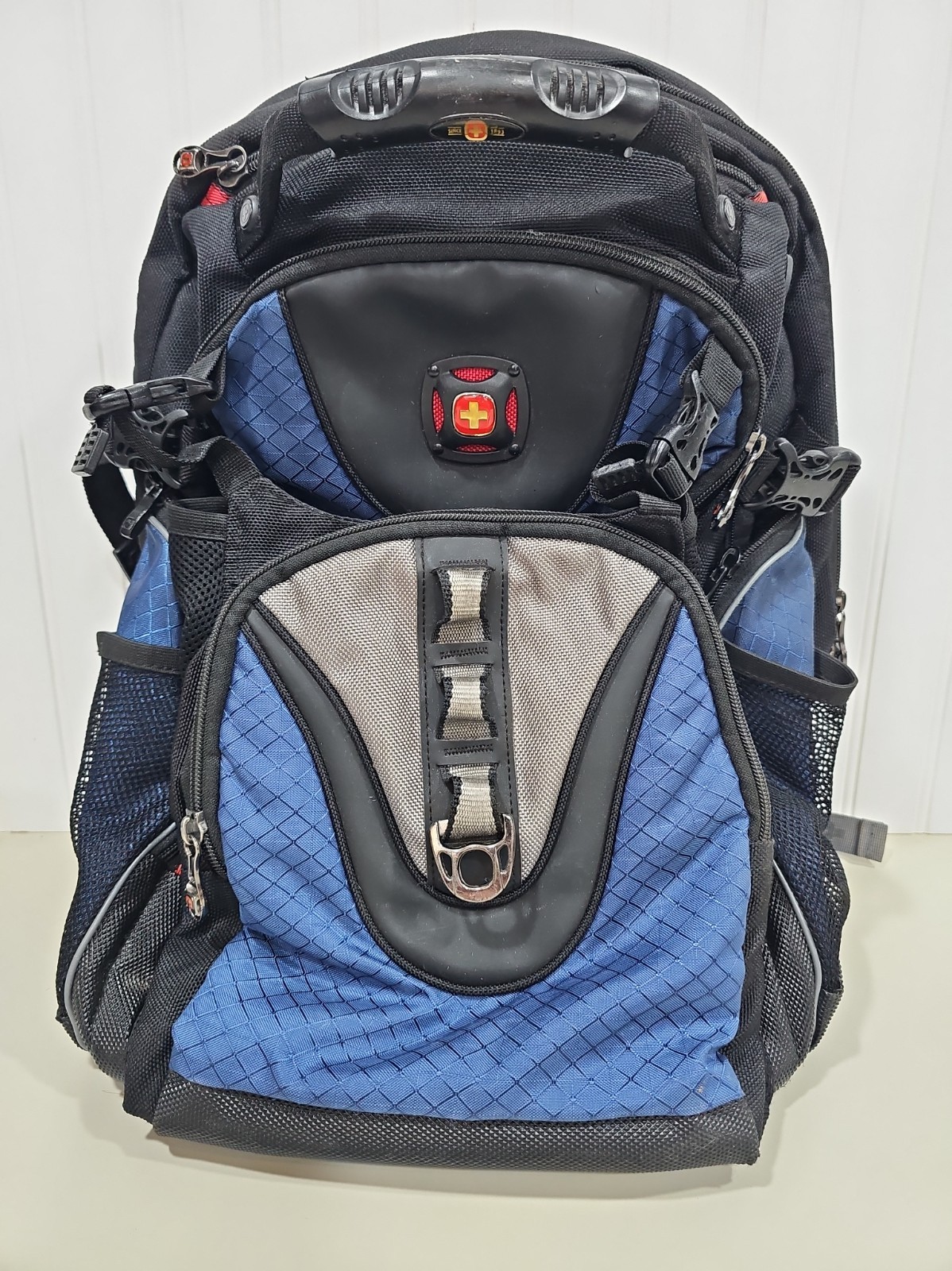 SwissGear Wenger Ibex 17" Laptop Backpack Black/Blue Shock Absorbing Straps.    