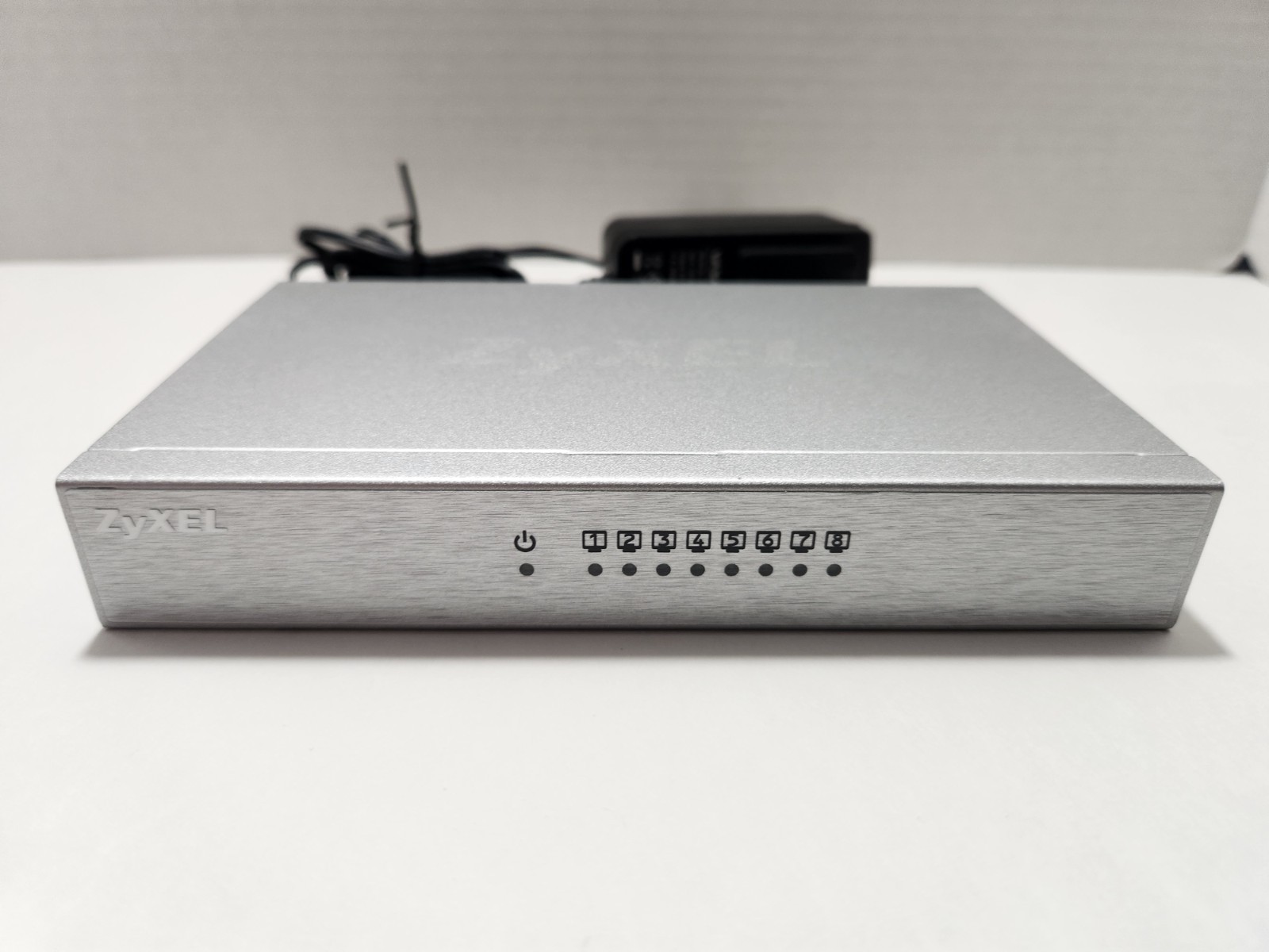 ZyXEL GS-108B v2 8-port Desktop Gigabit Ethernet Switch Power Cable Included