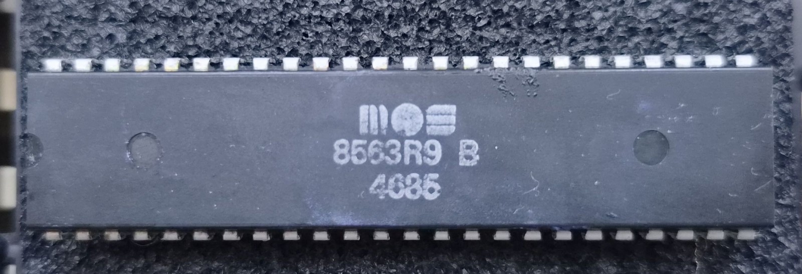 MOS 8563R9B VDC Video Chip – Commodore 128 - 80-Column – Tested / Vintage IC