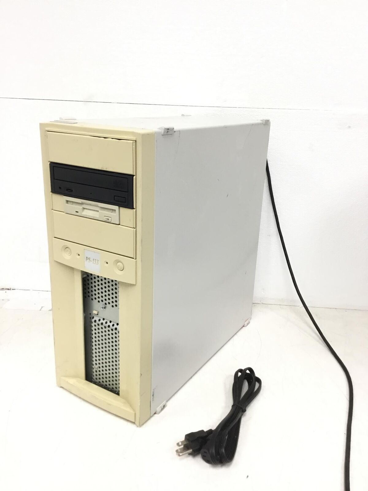 GATEWAY 2000 P5-133 Pentium 200Mhz Computer with 1.44 Floppy Drive/2X Hard Drive