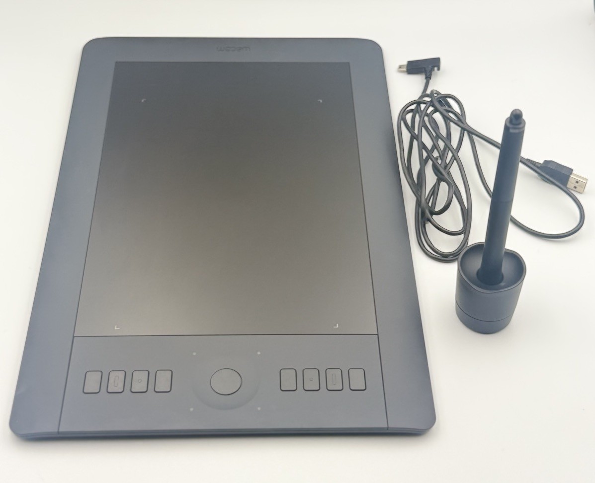 WACOM INTUOS Pro Medium PTH-651 Tablet with Pen and USB Cable