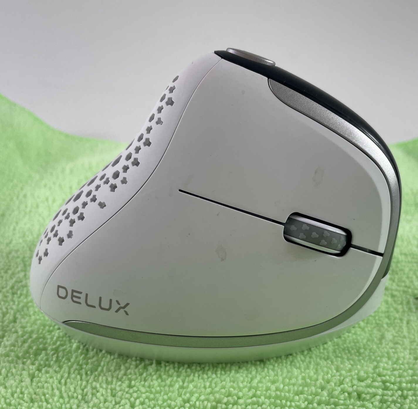 DeLUX Seeker Wireless Ergonomic Vertical Mouse with OLED Screen, BT and USB Rece