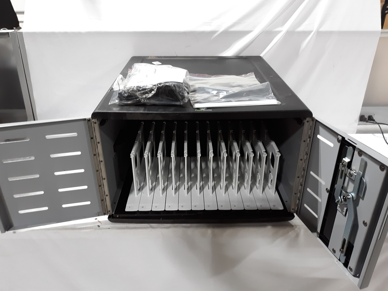 Ergotron PowerShuttle Ergite-004 12 Chromebooks Charging Station Desktop Cabinet
