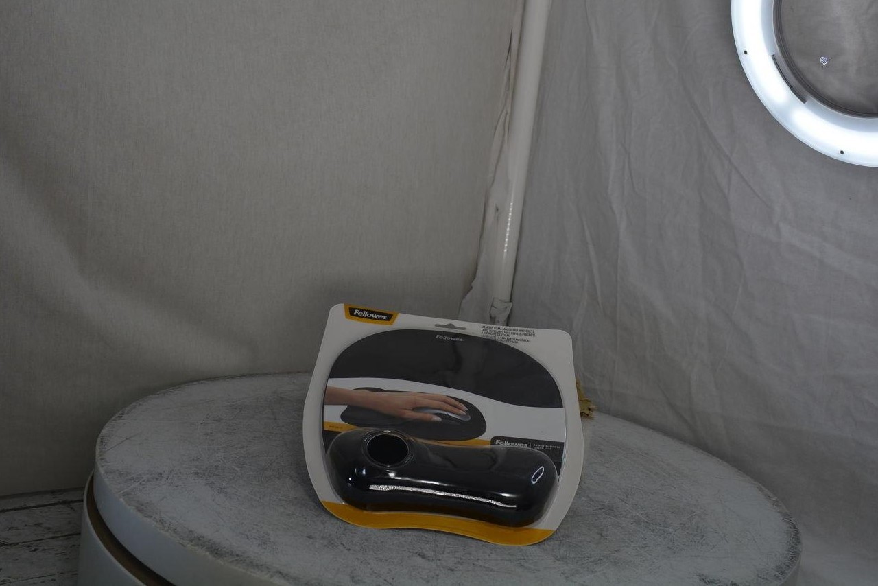 NEW SEALED BOX FELLOWES CRC91765 Black Mouse Pad w/ Wrist Rest