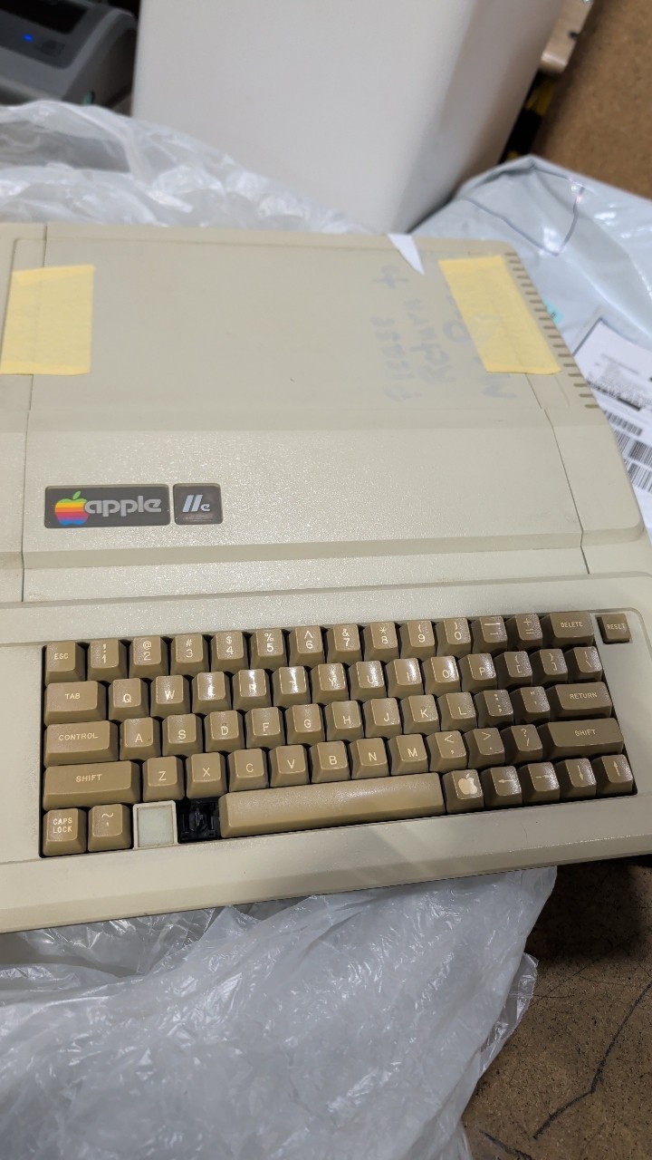 DEFECTIVE Vintage Apple IIE Computer Only  G3D