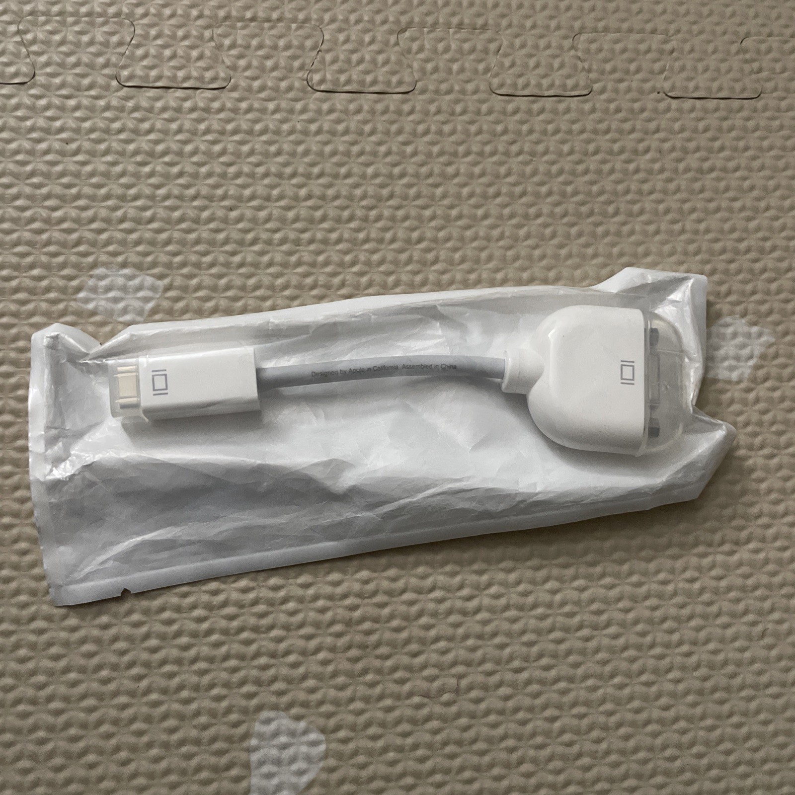 Apple OEM Video Adapter (Mini-DVI) to VGA  White (M9320G/A) with Covers 603-9258