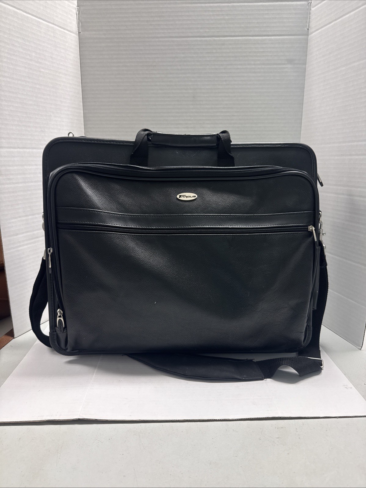 Targus Leather Notebook/Laptop Case Black And Shoulder Strap 