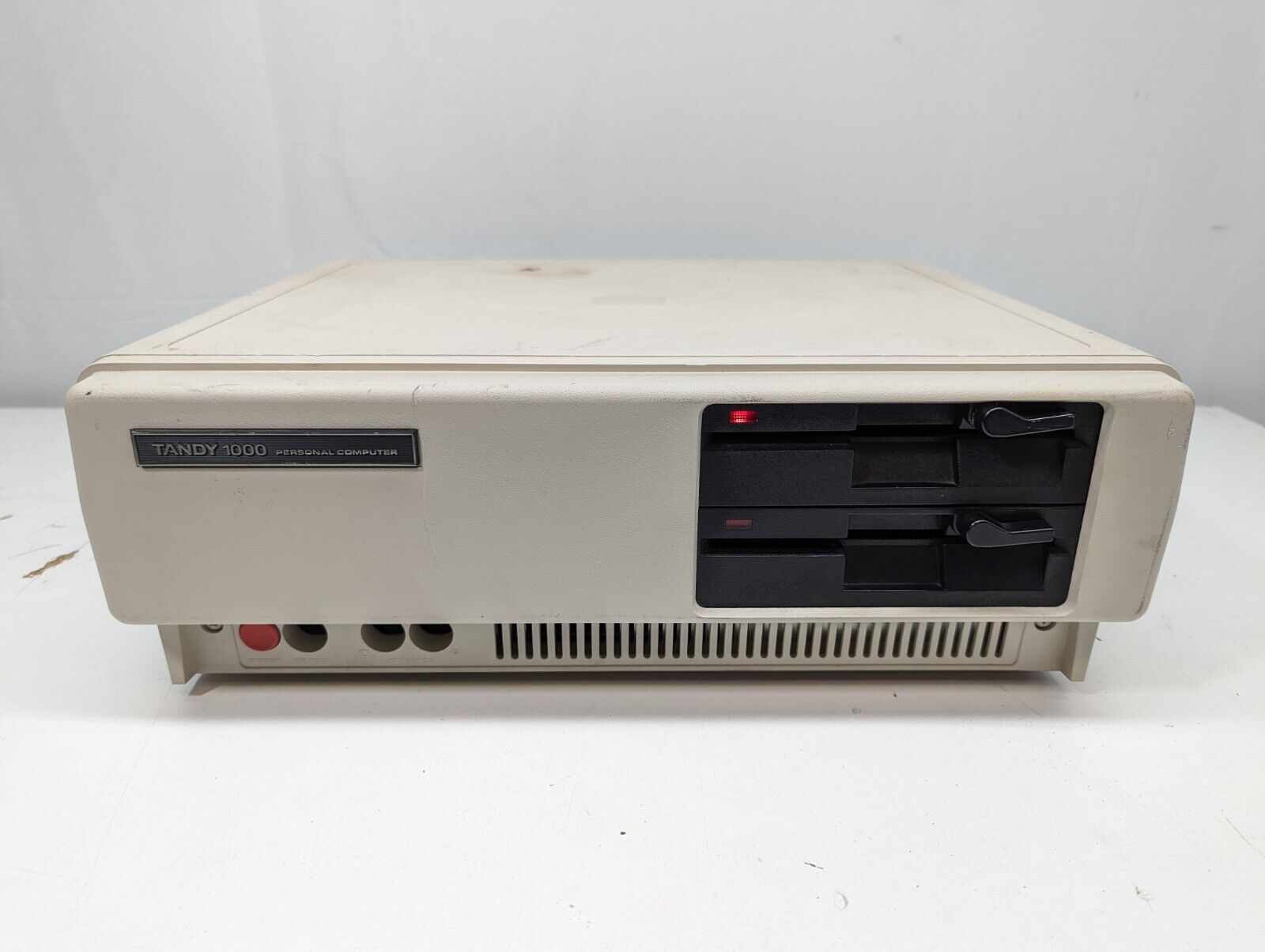 Vintage Tandy 1000 Personal Computer Model 25-1000 - Powers on