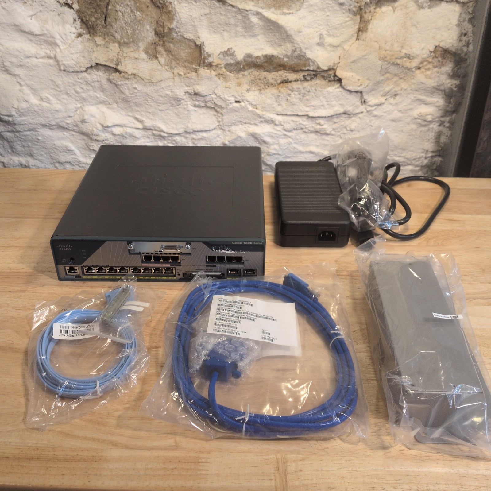 Cisco C1861-SRST-F/K9 V02 Unified Communication Device with AC Adapter & Cables