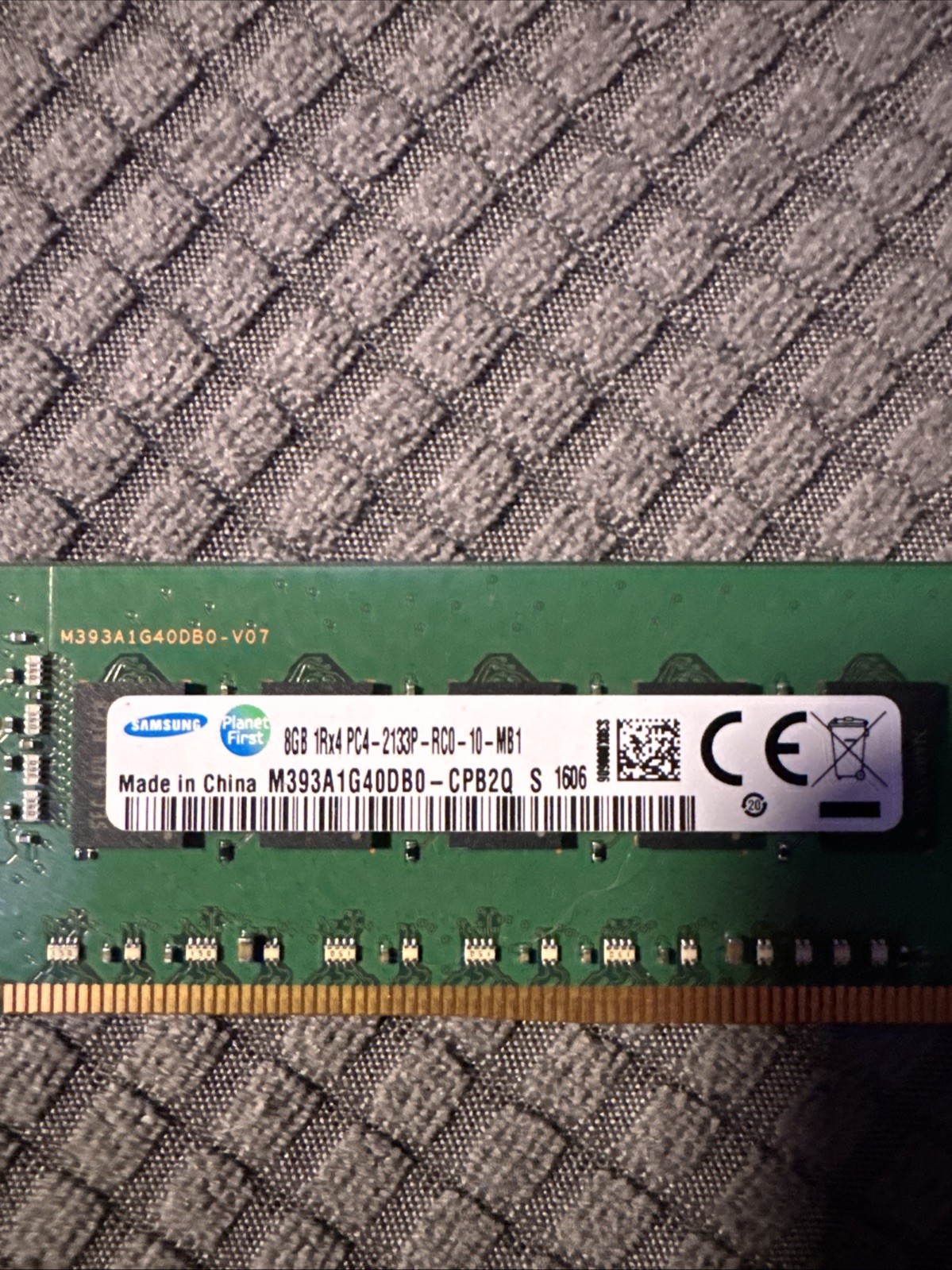 Samsung 8GB 1Rx4 PC4-2133P-RC0-10-MB1 ECC  Server Memory M393A1G40DB0-CPB2Q