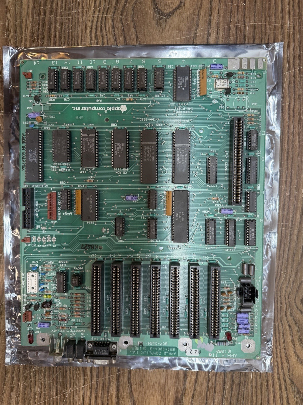 APPLE IIE MOTHERBOARD WORKING PULL 820-0064-B 607-0164-M