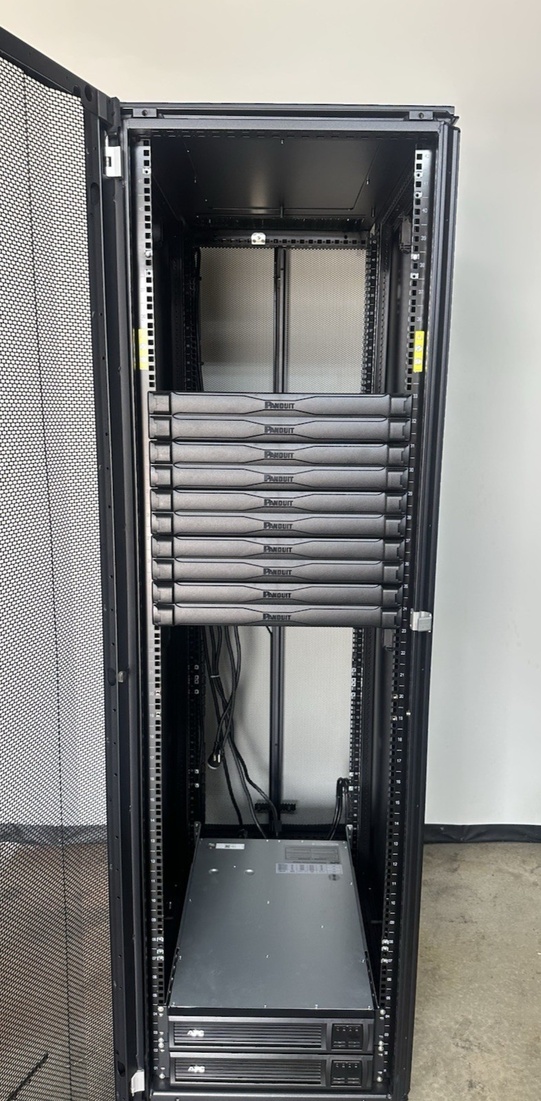 HPE 42U 1075mm Adv G2 Rack (2) SMT2200RM2UNC APC UPS + APC AP8830 PDU
