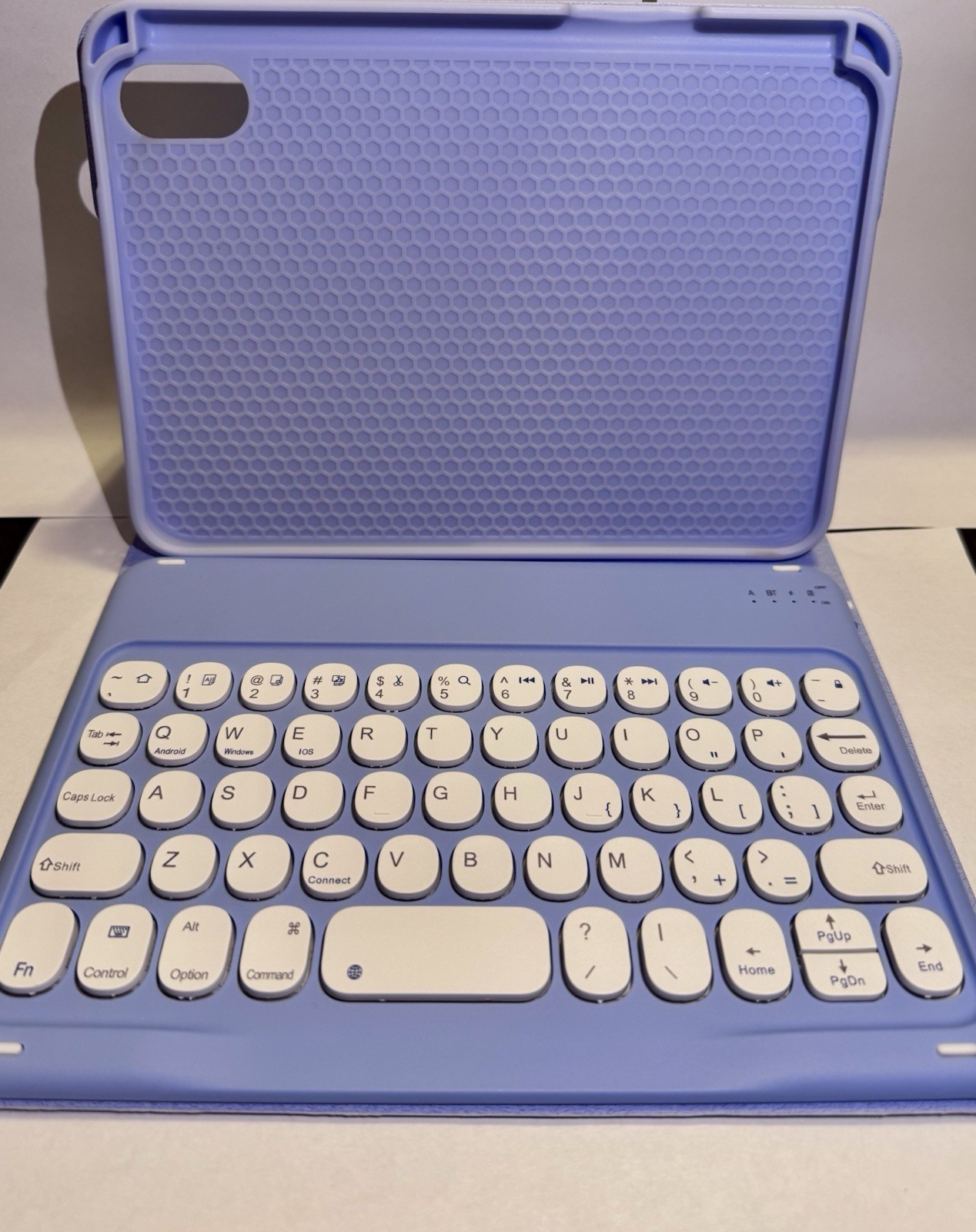 Mini iPad case with detachable magnetic keyboard 