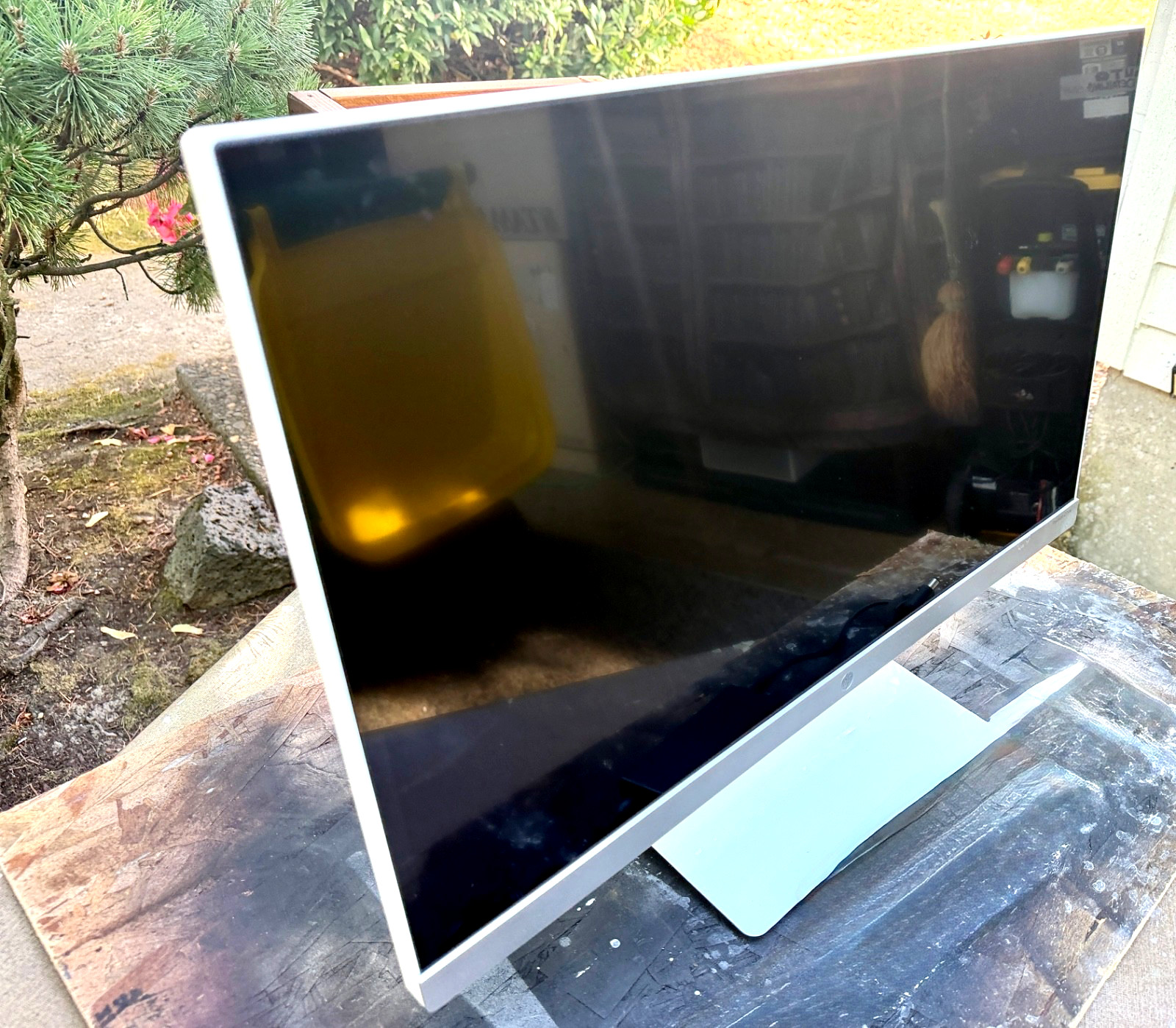 HP Pavilion 27XW - 27" LED Backlit Monitor - Silver/White - Works Great