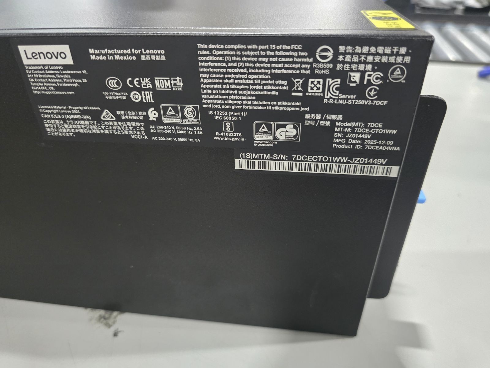 BLACK - LENOVO THINKSYSTEM ST250 V3 6333P 16GB. THE THINKSYSTEM ST250 SERIES